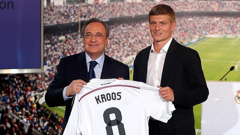 Presidente do Real Madrid, Florentino Pérez, recebe Toni Kroos no Santiago Bernabéu