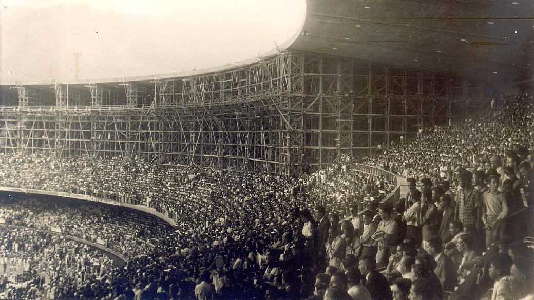 Em 24 de junho de 1950, na estreia do Brasil contra o México (vitória de 4 a 0), na primeira partida da Copa, andaimes ainda sustentavam a cobertura das arquibancadas e torcedores atravessavam obstáculos de tijolo e madeira para entrar no “maior do mundo”. Quase um mês depois, na fatídica final contra o Uruguai, o acabamento melhorara, mas os retoques que dariam cara definitiva ao projeto inicial só ocorreram na década de 60