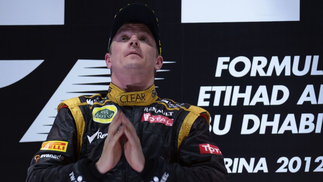 Kimi Raikkonen, da Lotus, comemora sua vitória em Abu Dhabi