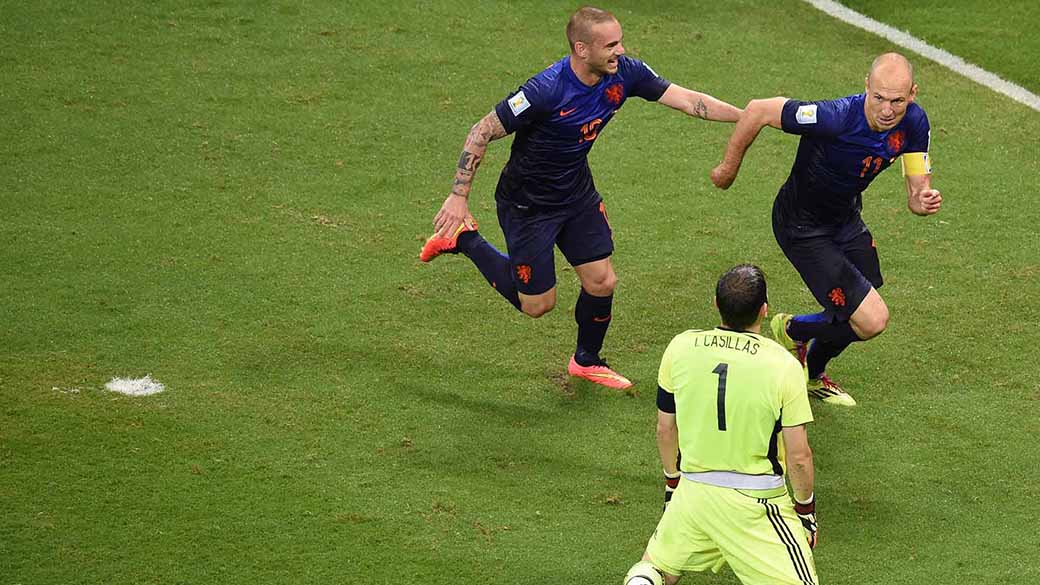 A Holanda teve menos posse de bola, mas goleou a Espanha por 5 a 1