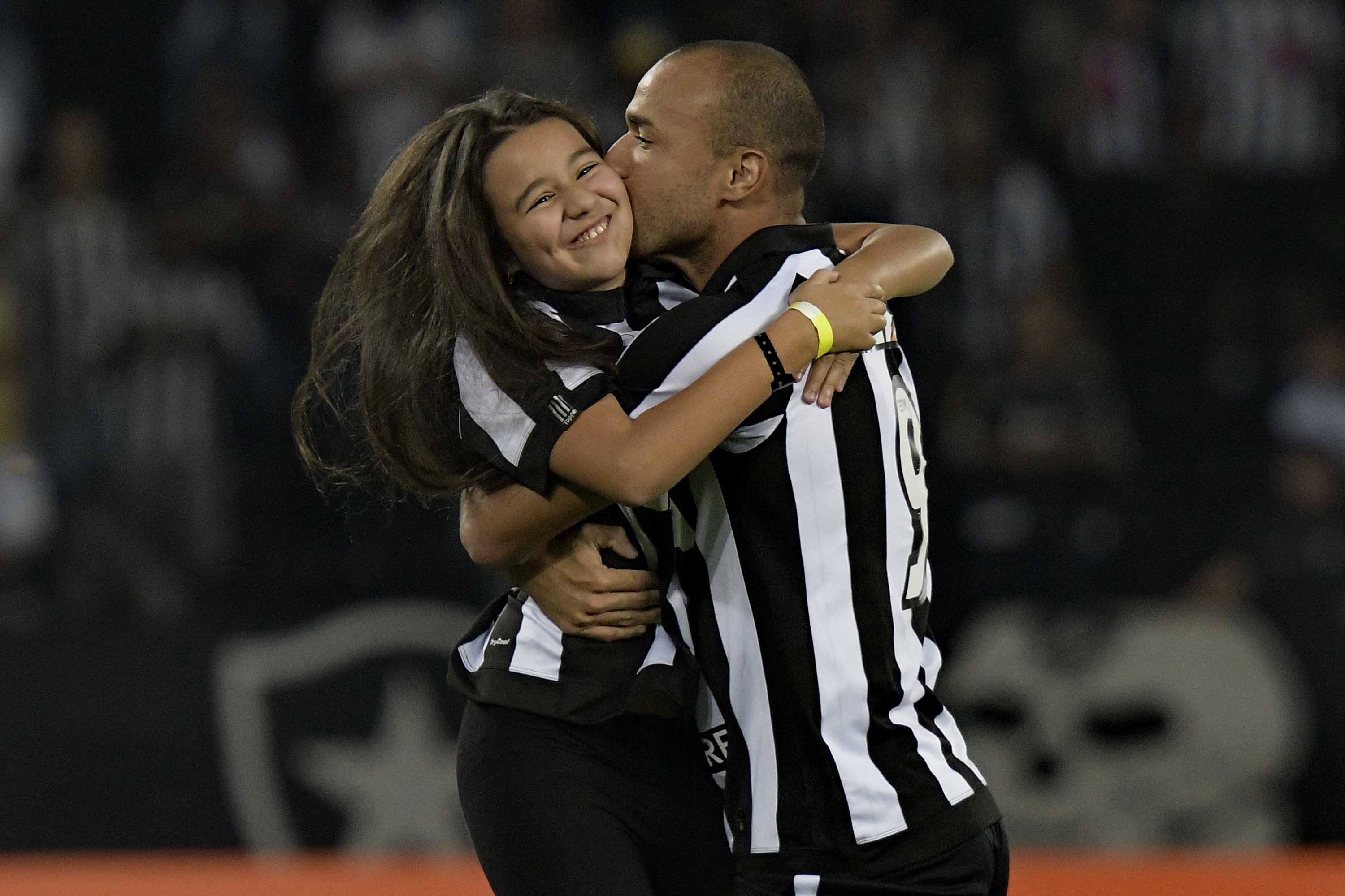 Botafogo: filha de Roger entra em campo e emociona torcida no Rio