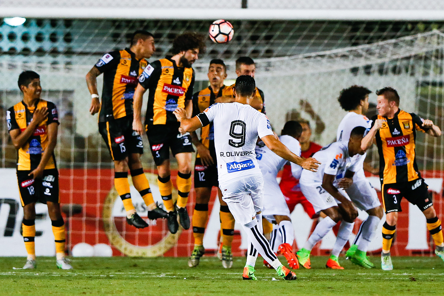 Libertadores: Santos vence na Vila com gols de veteranos