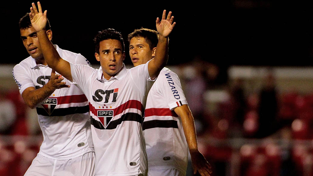 Jadson do São Paulo comemora gol contra o Linense durante partida válida pelo Campeonato Paulista