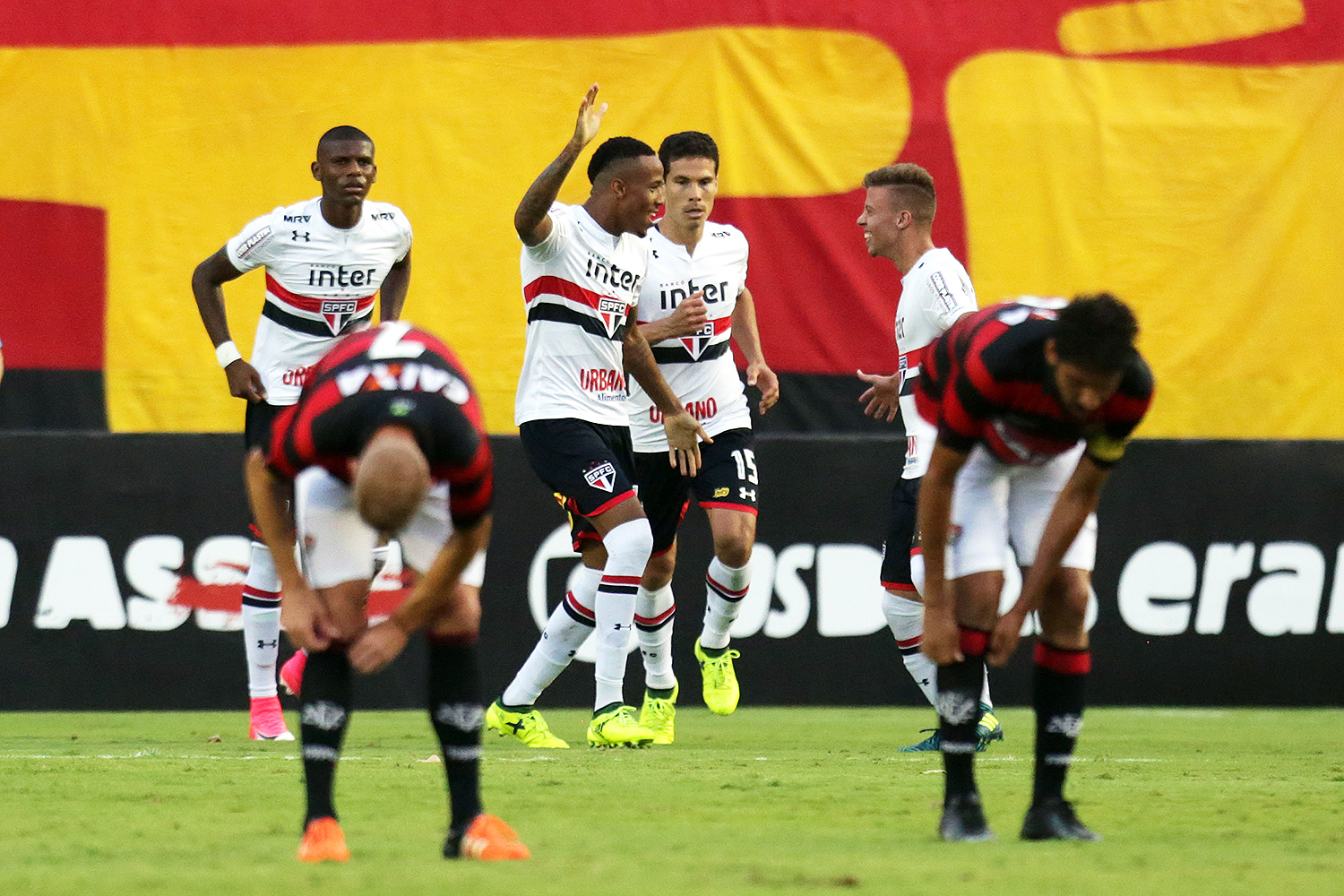 Brasileirão: São Paulo vence o Vitória em Salvador e respira