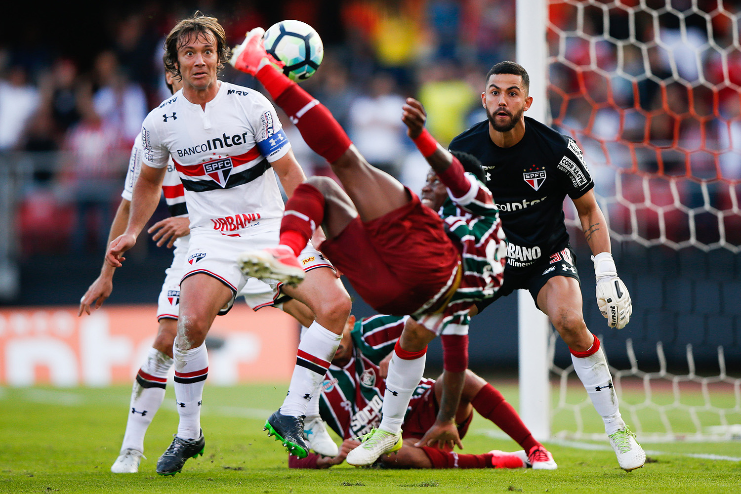 São Paulo renova com Lugano e contrata zagueiro equatoriano