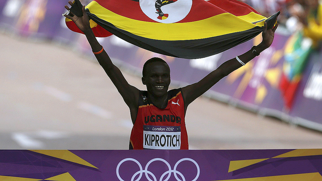 Stephen Kiprotich, de Uganda, vence maratona masculina