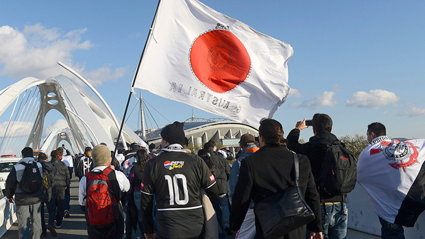 SE ORIENTEM, RAPAZES - Corintianos a caminho do estádio: o branco, o preto e o vermelho da bandeira japonesa despontam no céu de inverno