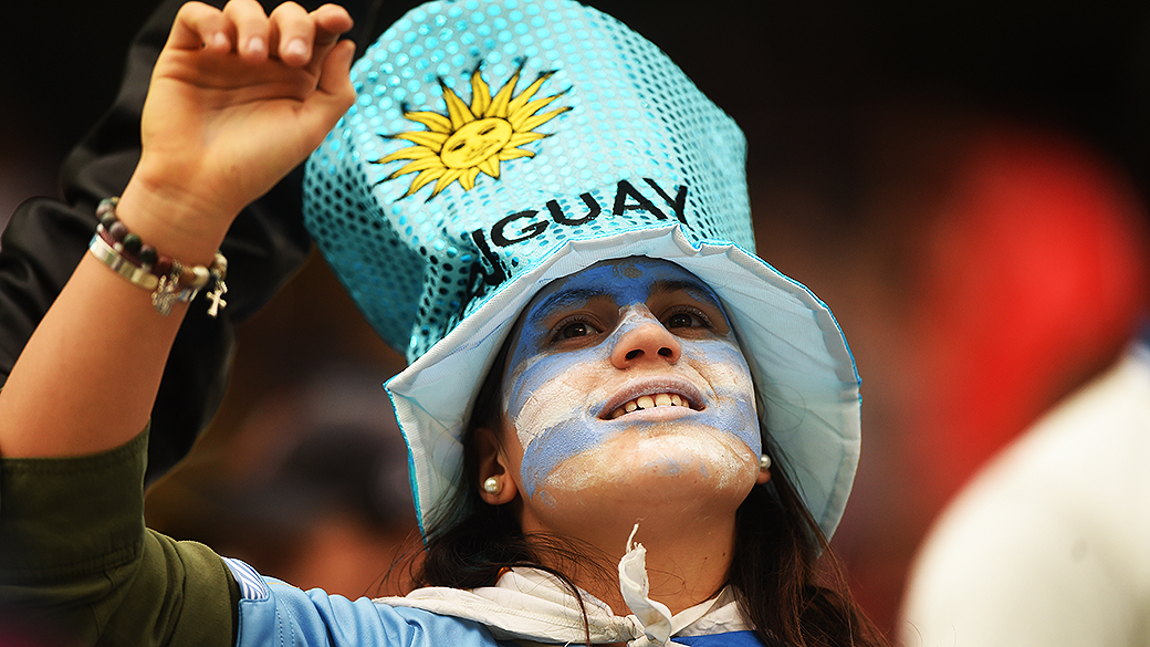 Torcedora do Uruguai aguarda o início do jogo contra a Inglaterra no Itaquerão, em São Paulo