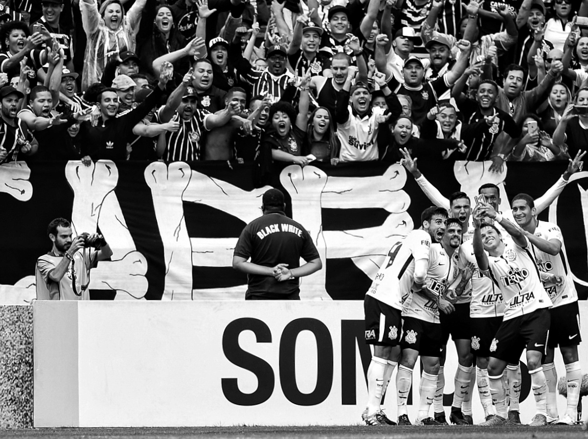 Corinthians divulga selfie de comemoração do gol de Romero