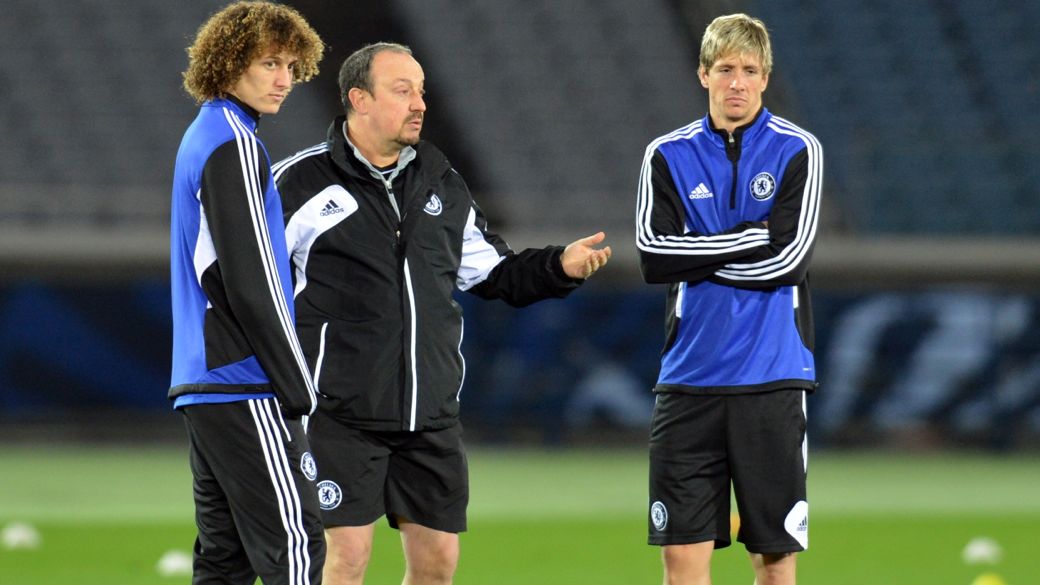 Rafa Benítez em conversa com David Luiz e Fernando Torres -