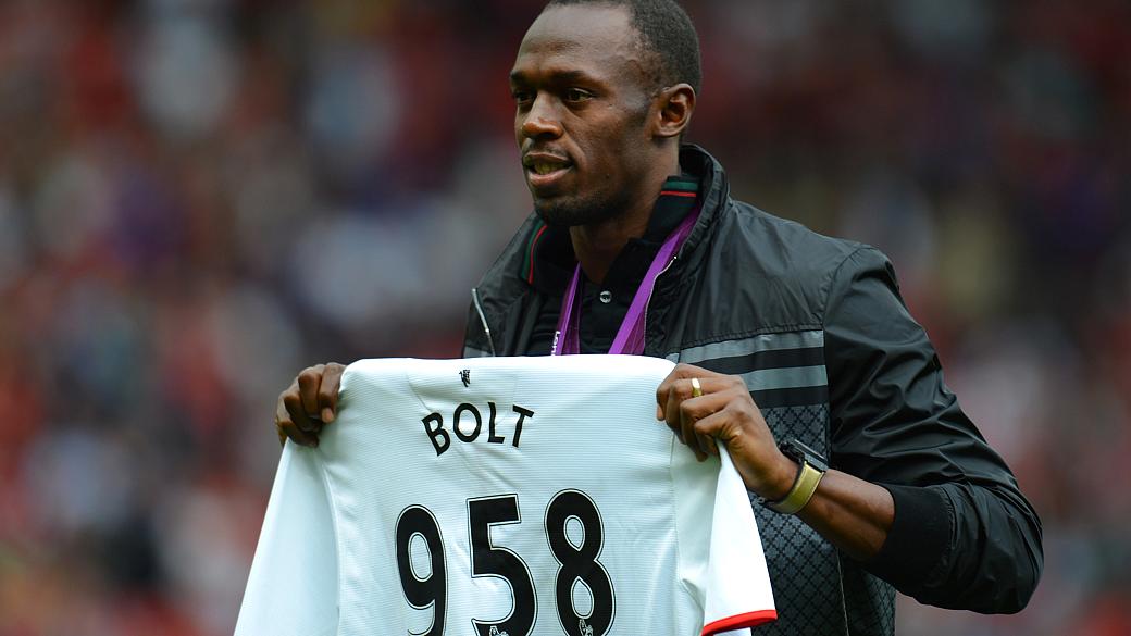 Usain Bolt recebeu uma camisa do Manchester United estampada com seu recorde mundial nos 100 m