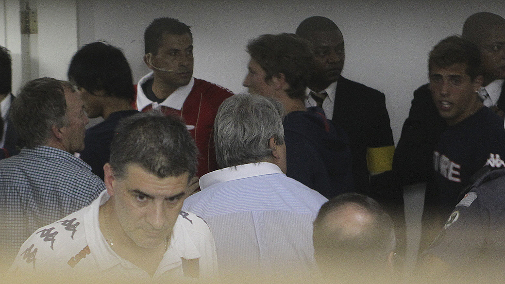 Jogadores do Tigre no vestiário do Morumbi após final contra o São Paulo pela Copa Sul-Americana