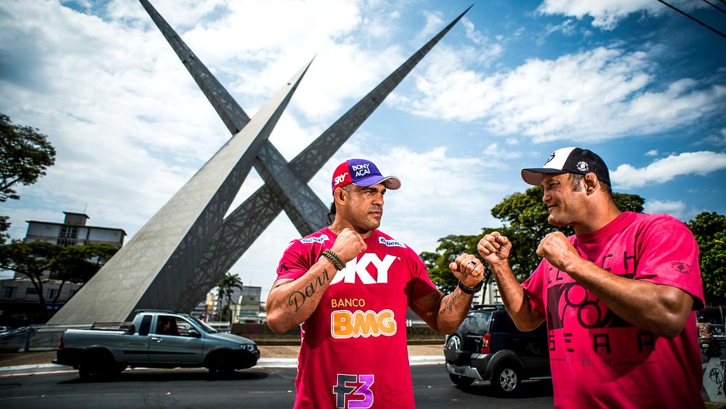 Vitor Belfort (à esq.) e Dan Henderson em foto para divulgar o UFC em Goiânia