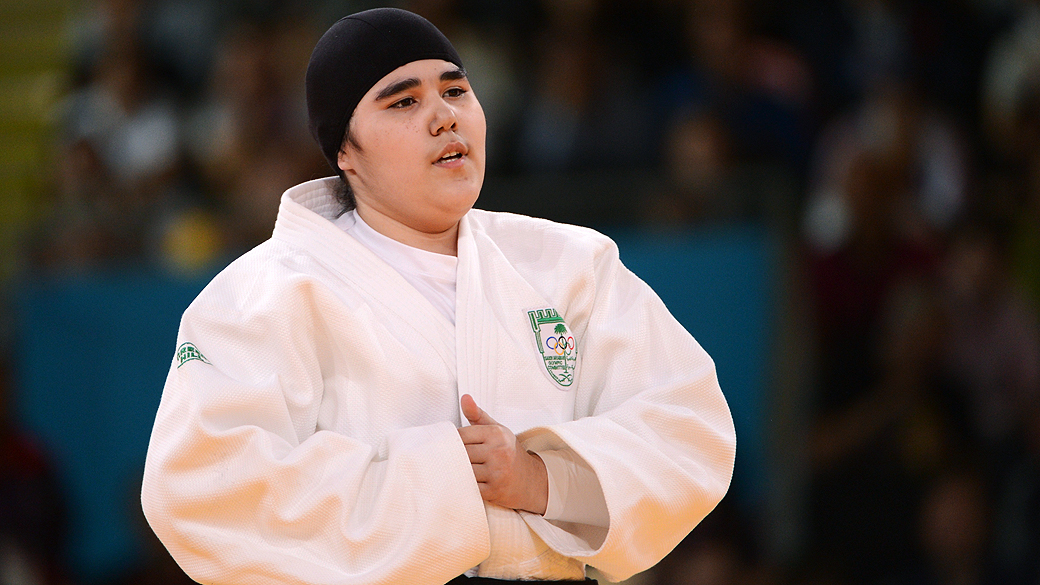 Pela primeira na história dos Jogos Olímpicos, uma judoca da Arábia Saudita participou de uma eliminatória do judô, com direito ao uso do véu islâmico exigido para as mulheres, em 03/08/2012