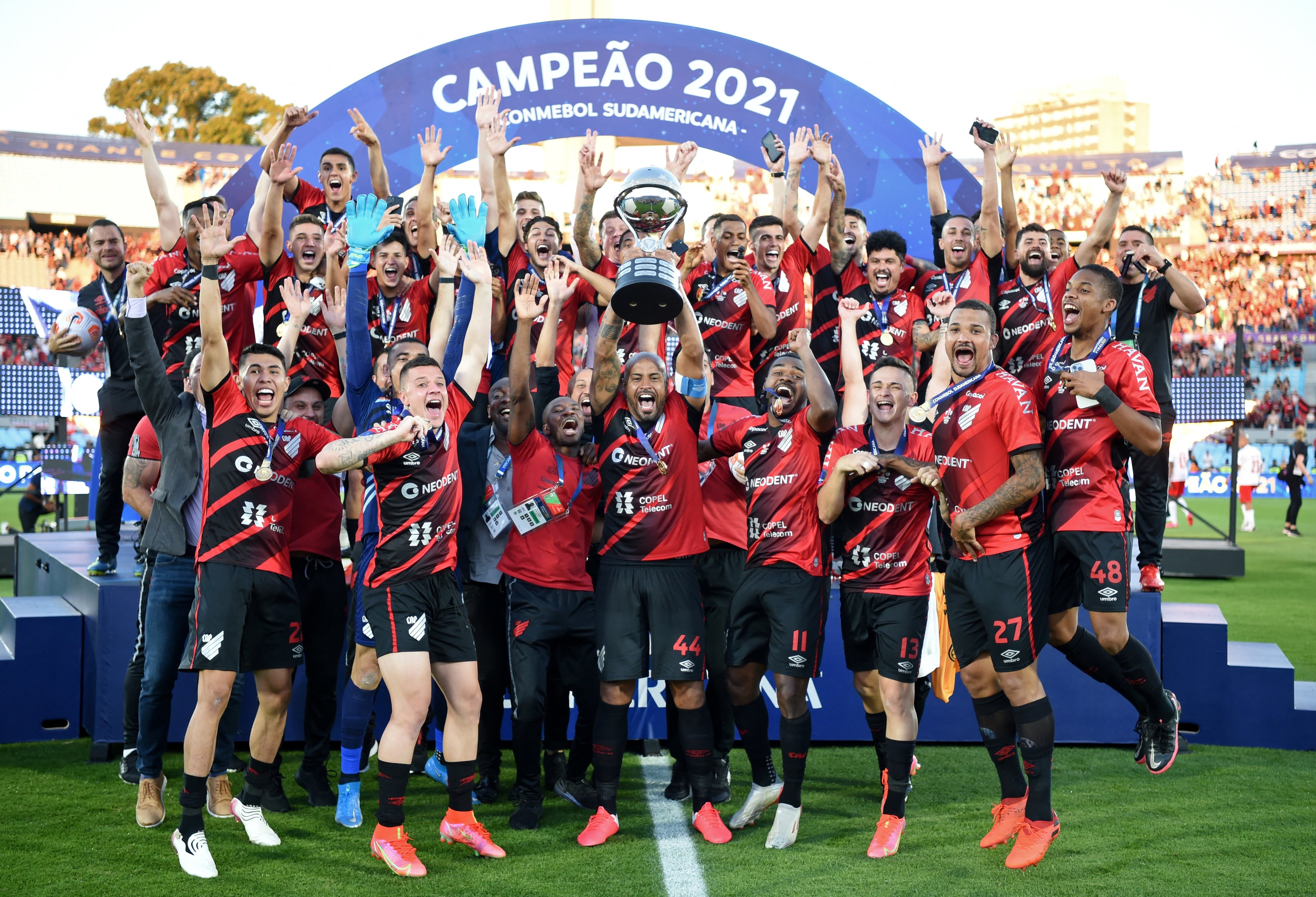 Jogadores do Athletico-PR com a taça da Sul-Americana