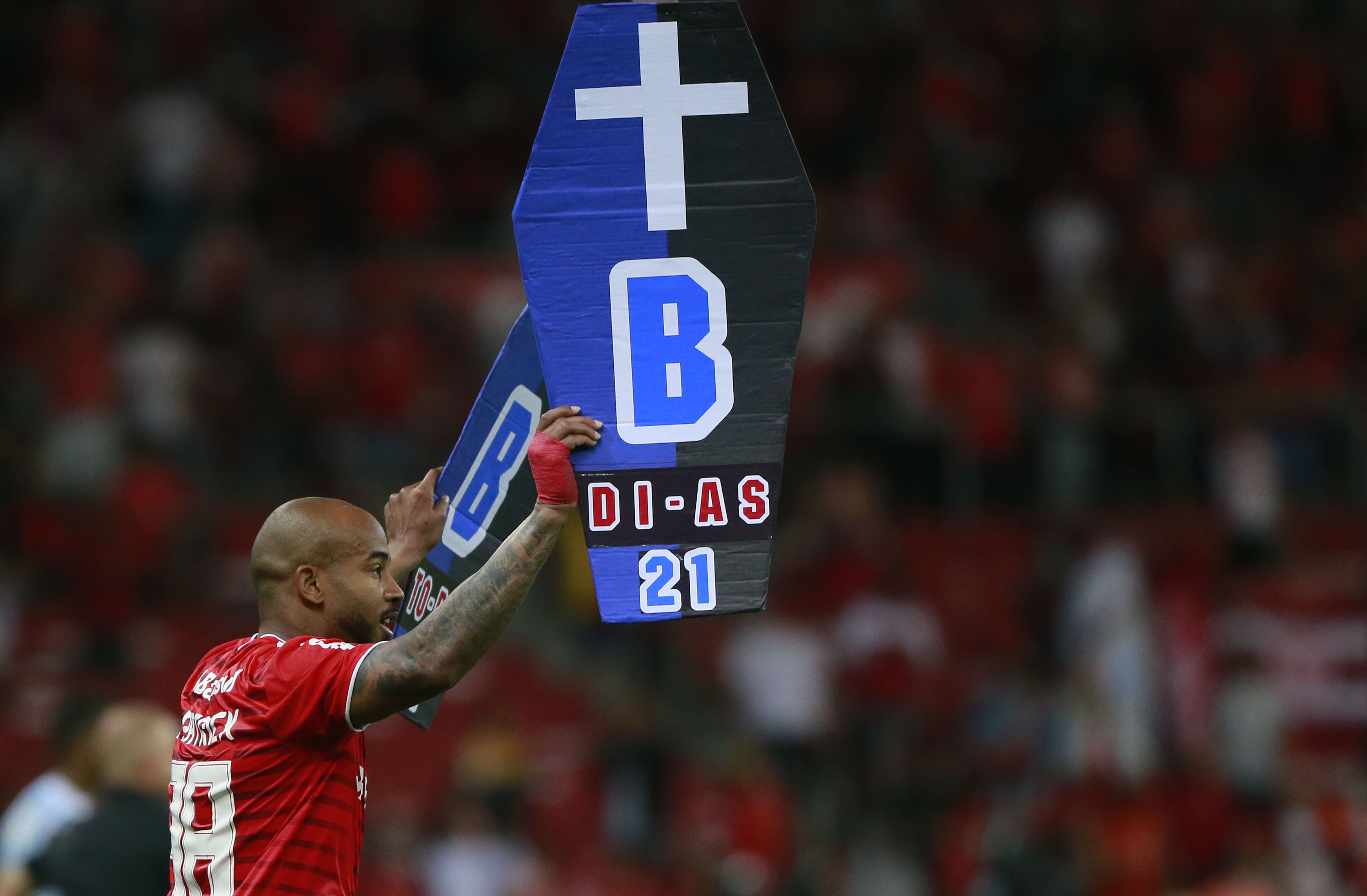 Patrick protagonizou confusão com gremistas ao final do clássico de sábado -
