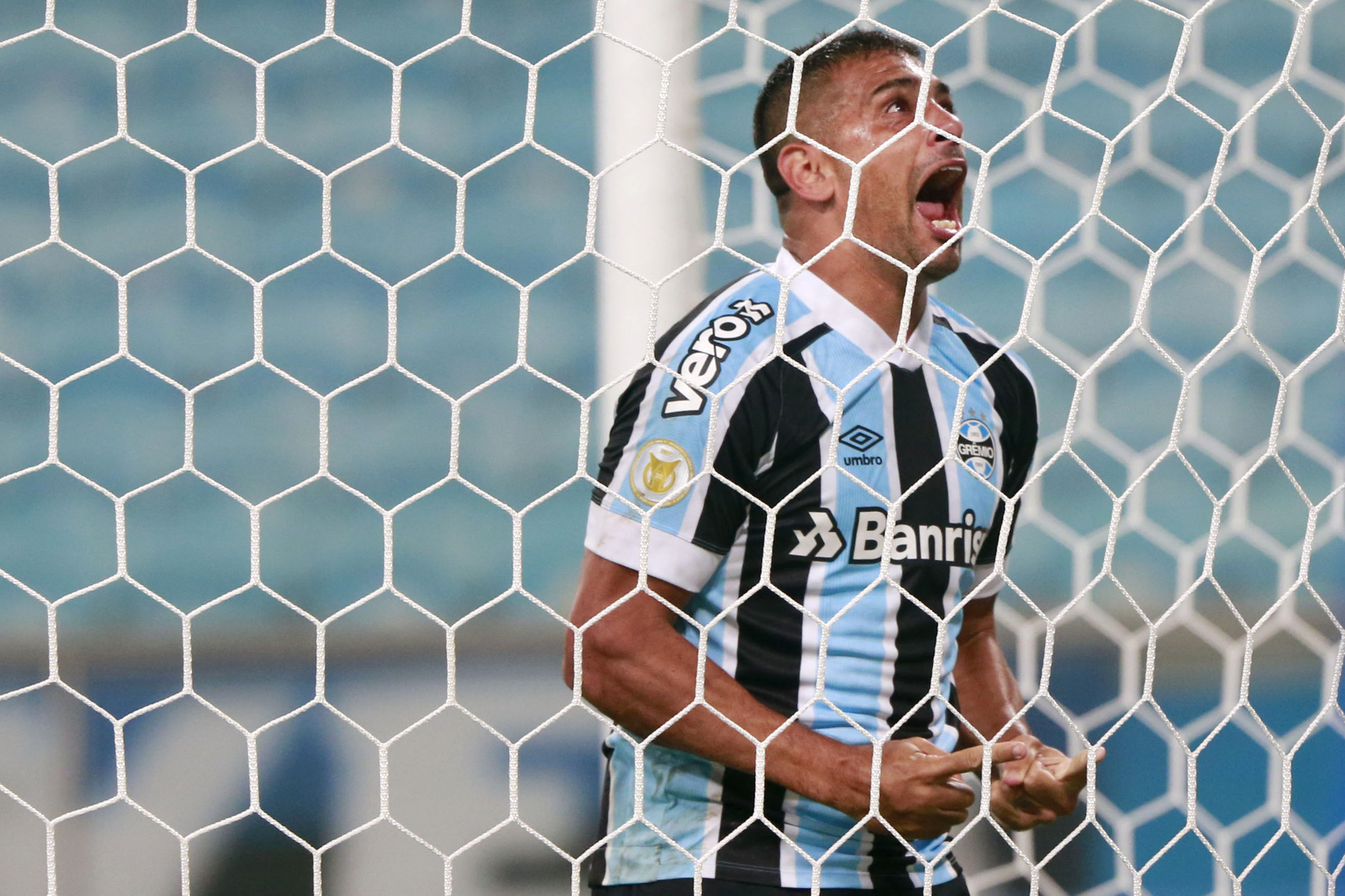 Diego Souza comemora gol do Grêmio
