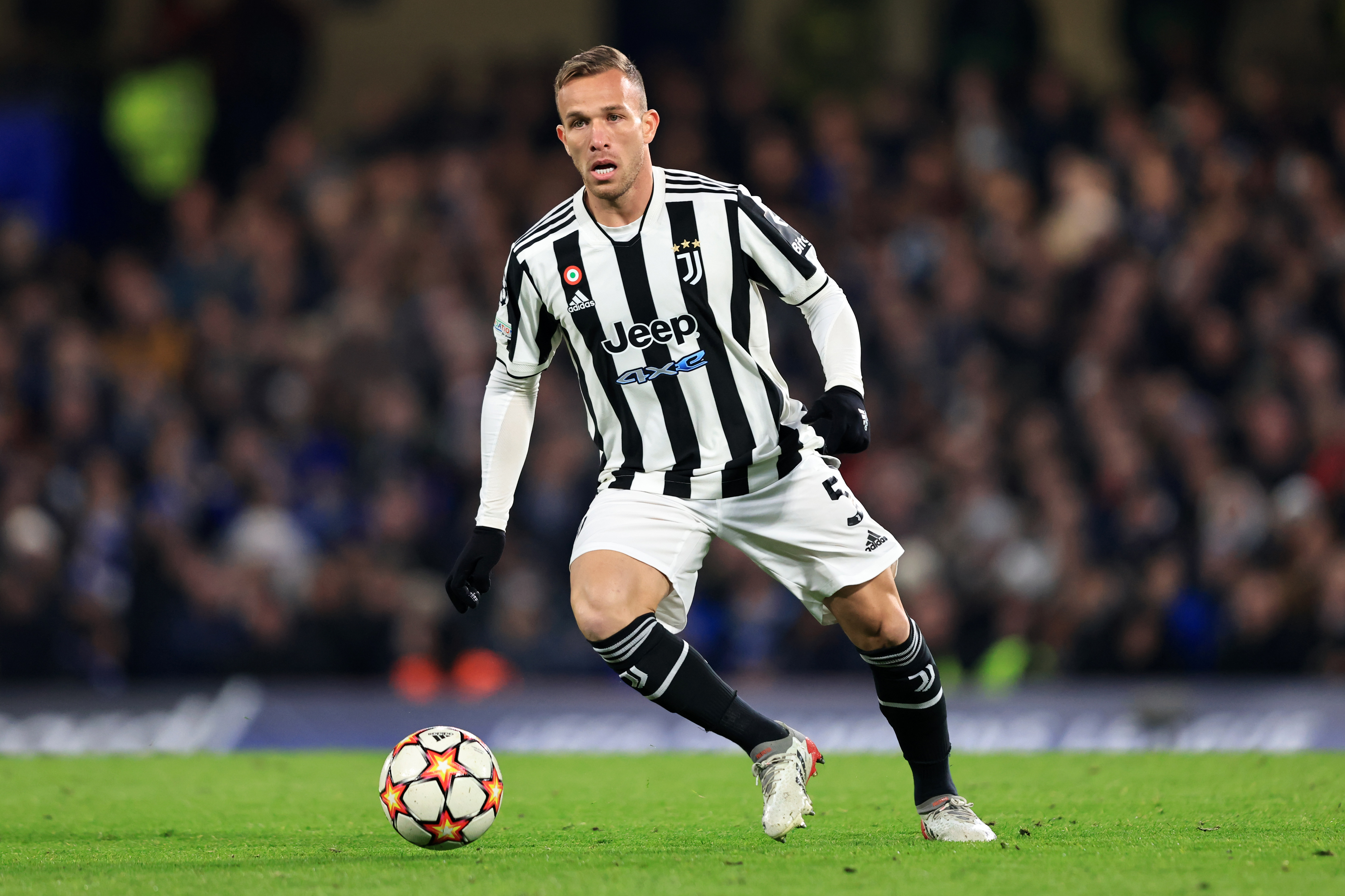 Arthur em ação com a camisa da Juventus -