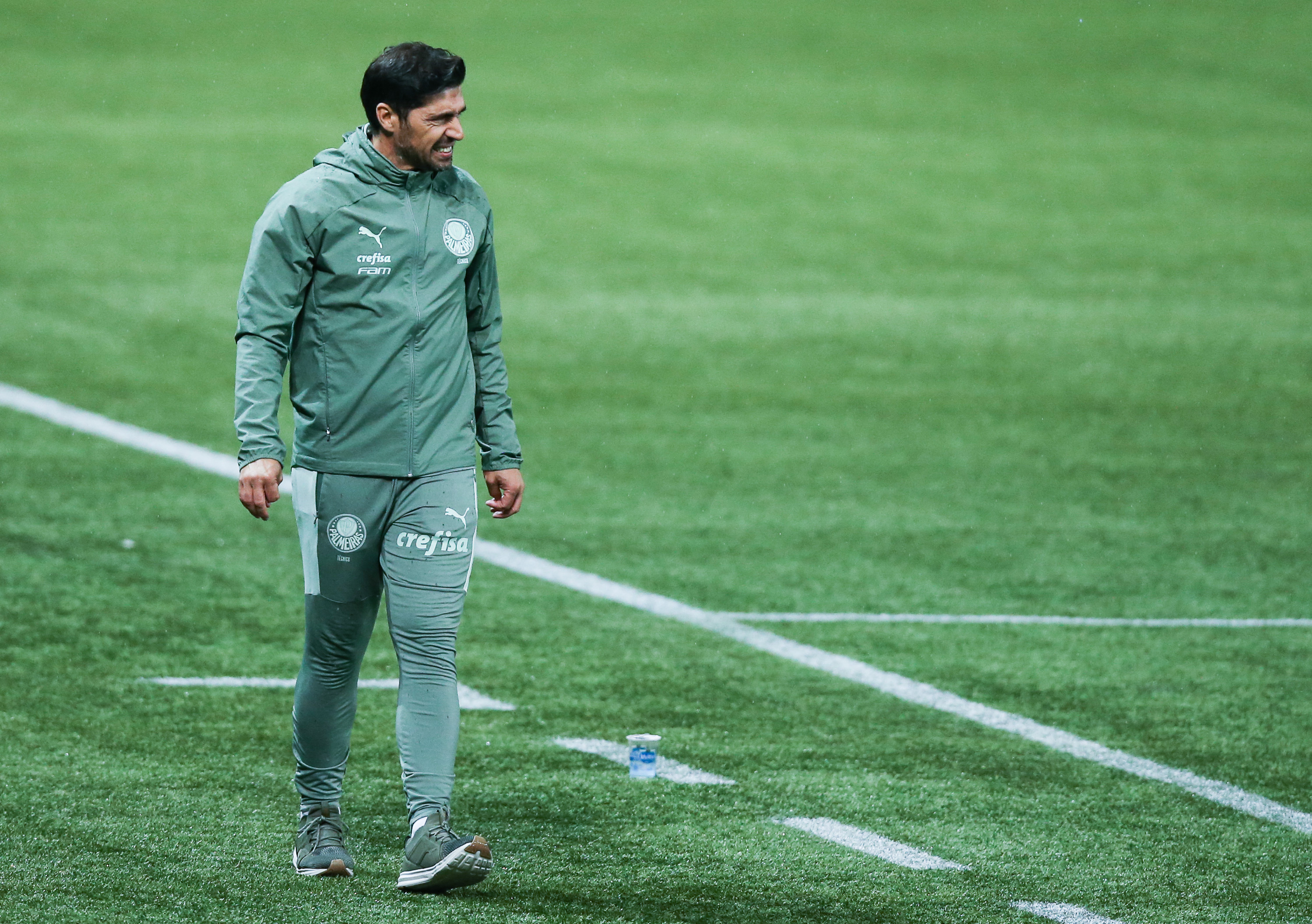 Palmeiras v Juventude – Brasileirao 2021 SAO PAULO, BRAZIL - OCTOBER 03: Abel Ferreira head coach of Palmeiras reacts during a match between Palmeiras and Juventude as part of Brasileirao Series A 2021 at Allianz Parque on October 03, 2021 in Sao Paulo, Brazil. (Photo by Alexandre Schneider/Getty Images)