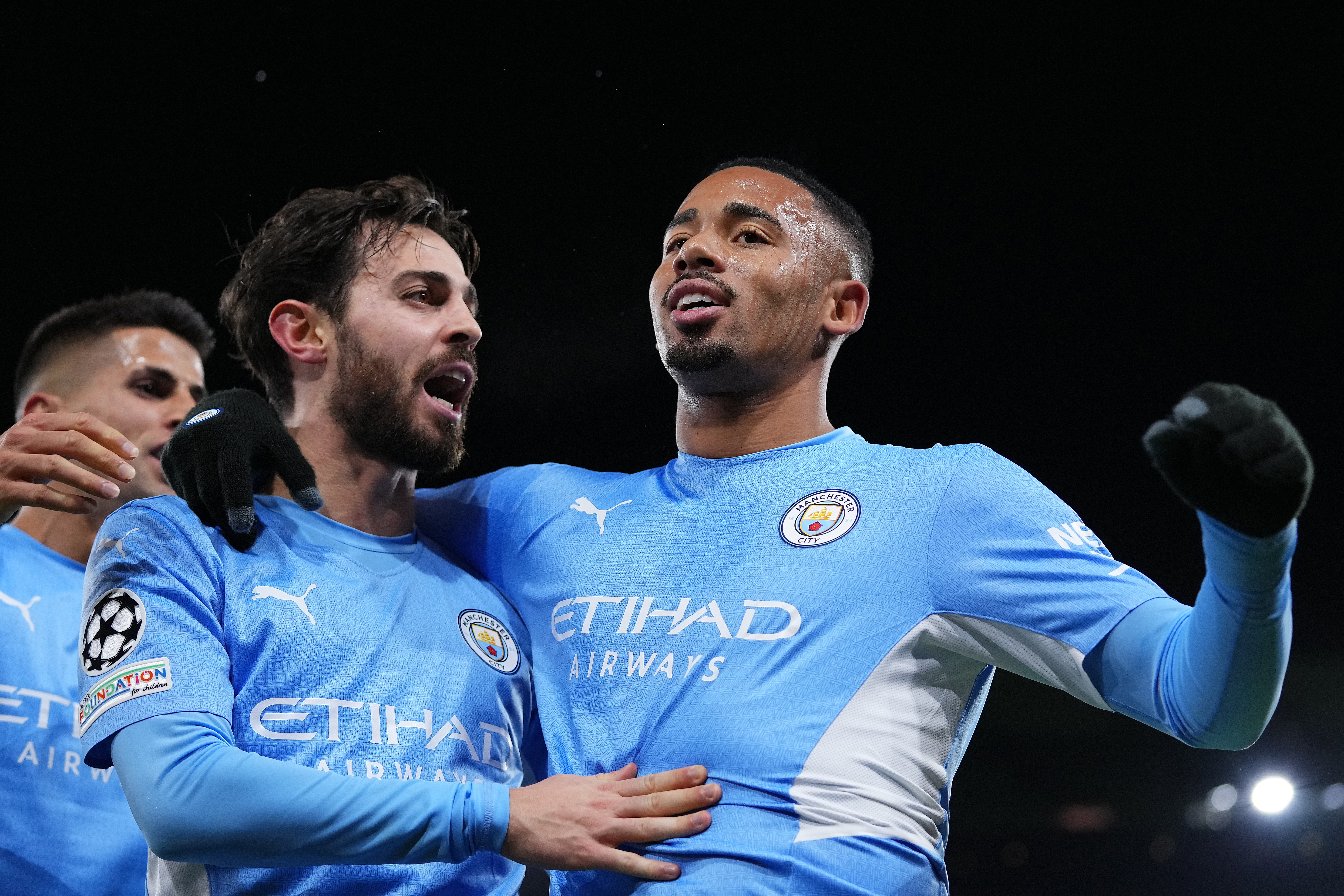 Gabriel Jesus comemora seu gol com Bernardo Silva