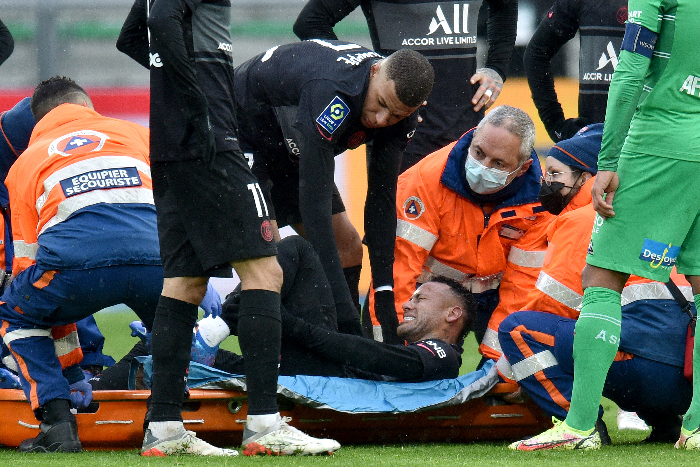 Neymar sofre lesão no tornozelo e sai chorando de campo em jogo do PSG