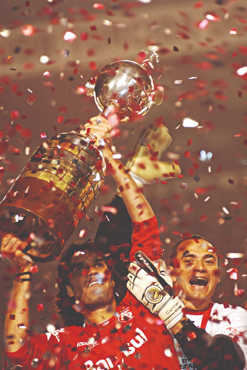 Fernandão, do Internacional, comemorando a conquista do Copa Libertadores da América em jogo contra o São Paulo, no Estádio Beira-Rio.