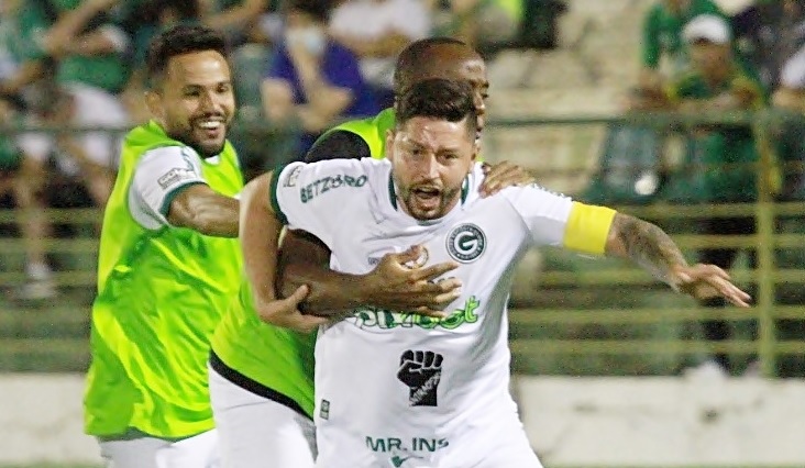 Elvis, do Goiás, comemora gol no jogo que garantiu o acesso