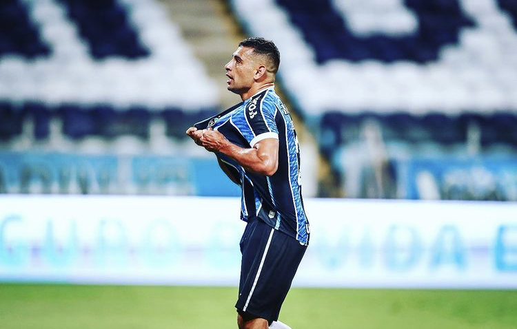 Diego Souza, artilheiro, foi rebaixado com o Gremio