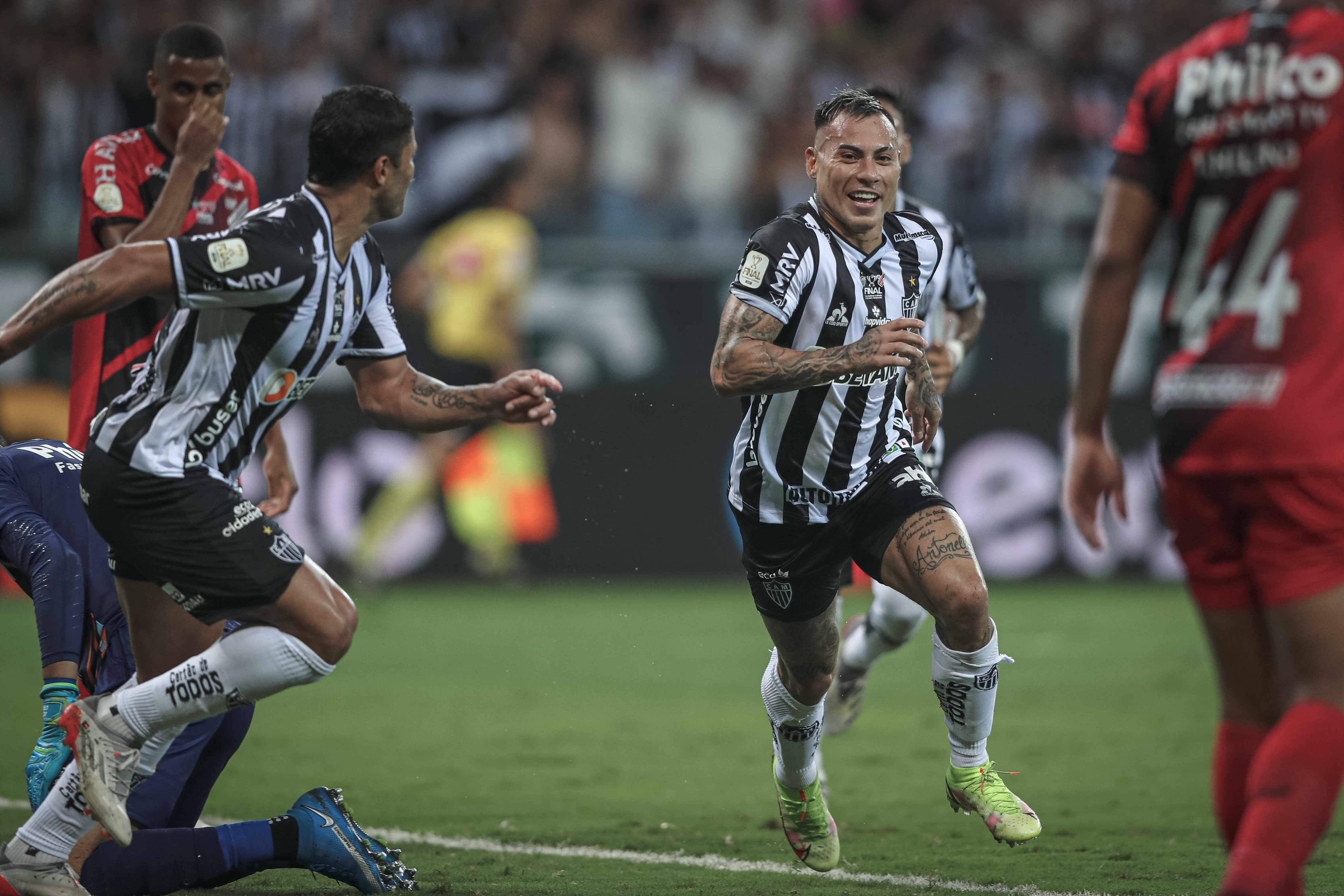 Vargas celebra seu gol pelo na primeira decisão -