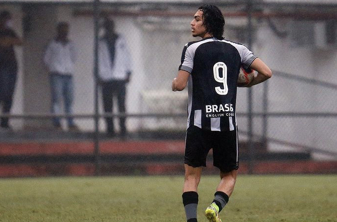 Matheus Nascimento foi rebaixado com o Botafogo, quando tinha 16 anos