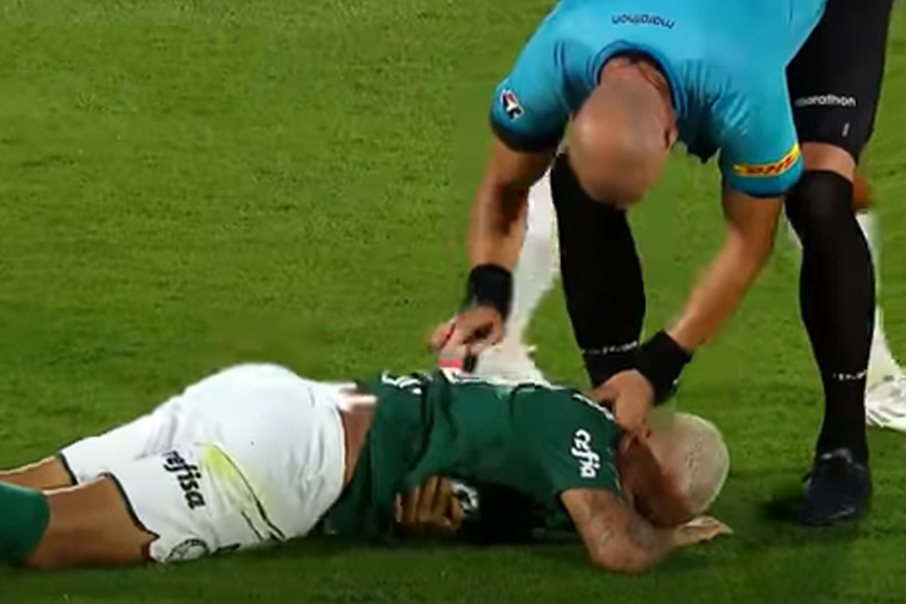 Atacante do Palmeiras simulou ter sofrido agressão do árbitro na final -
