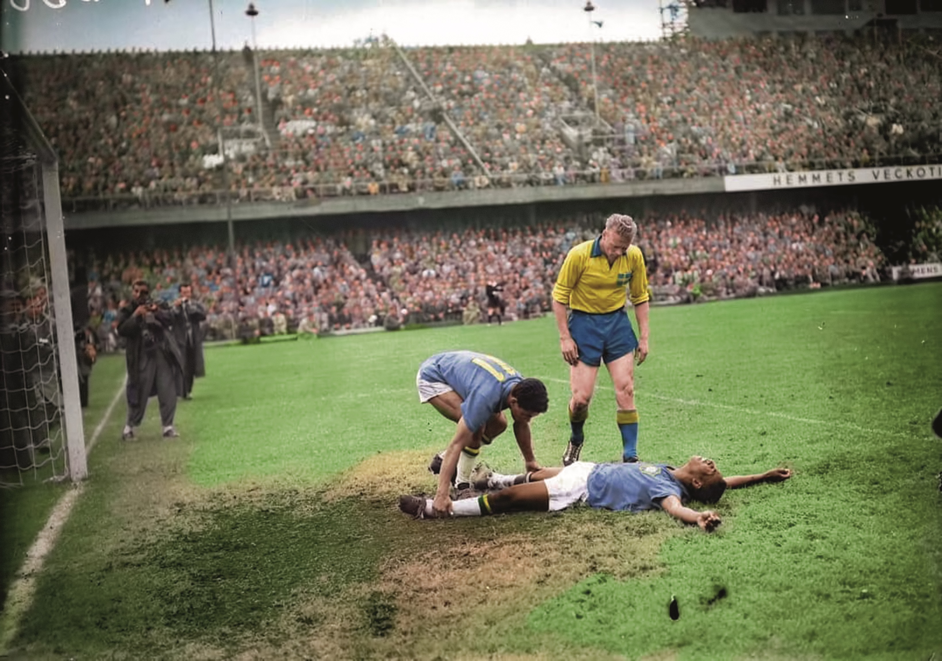 Um cartaz para o dia do jogo com dois jogadores de futebol nele