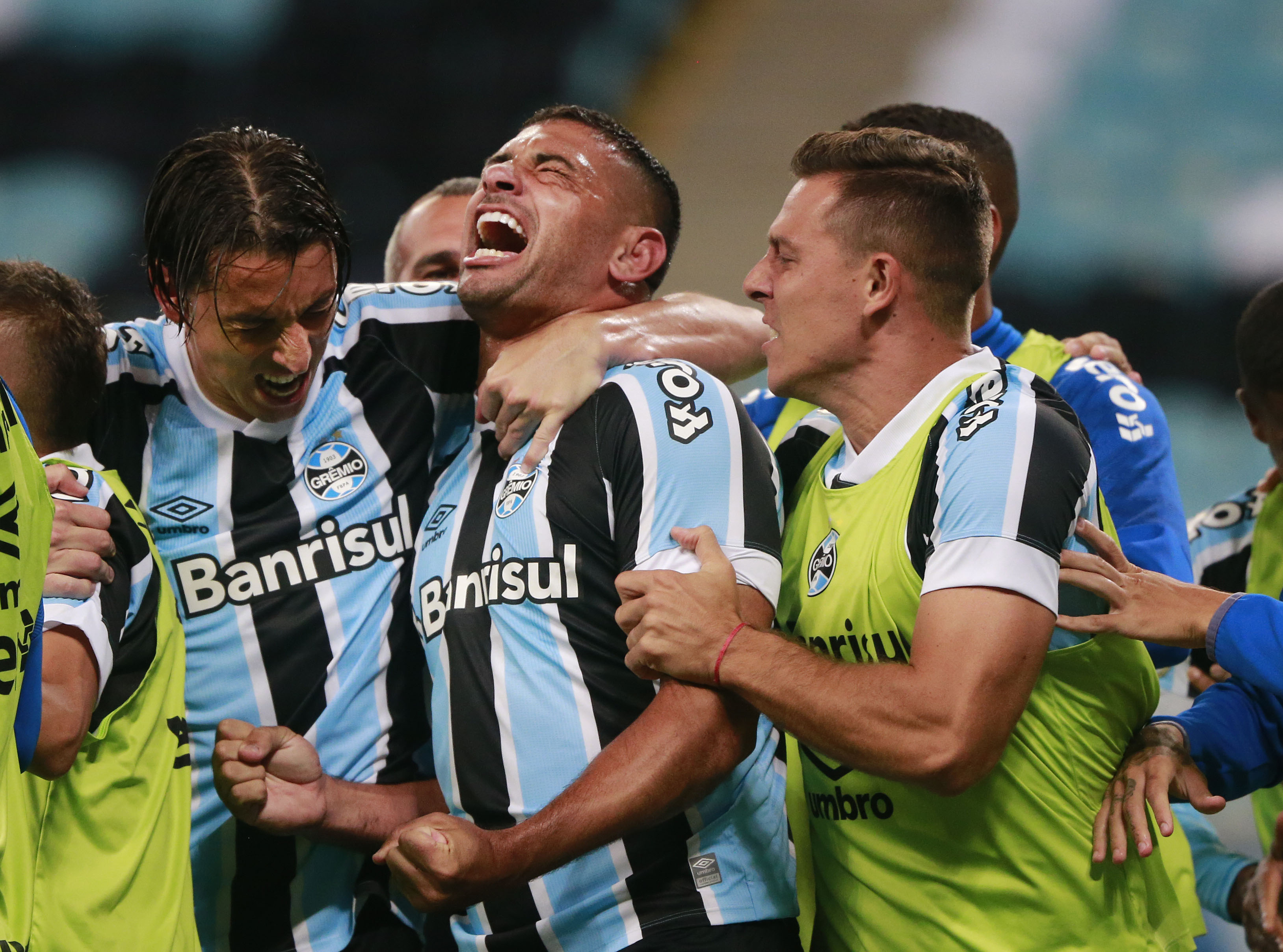 Geromel e Diego Souza comemoram gol do Grêmio -