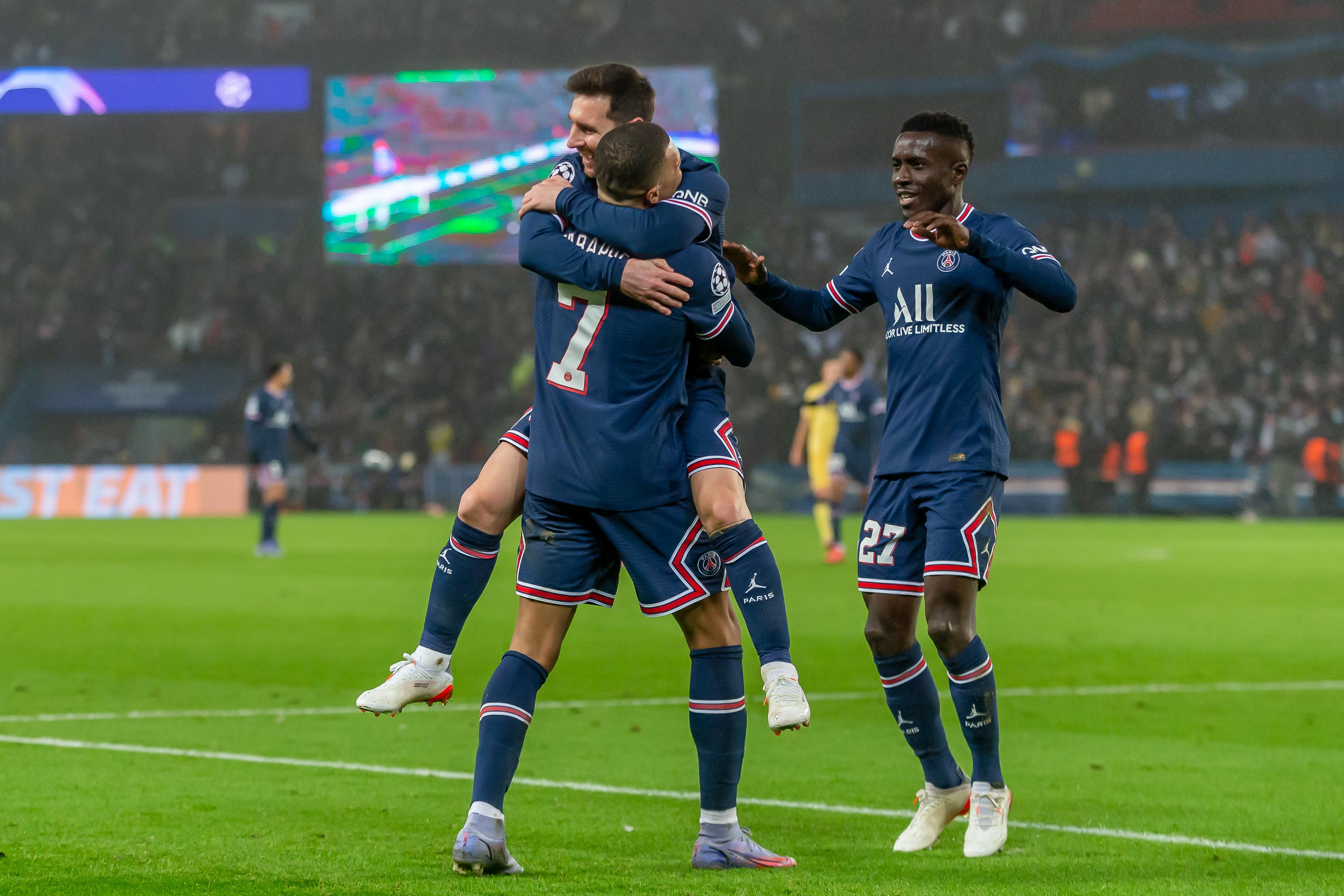 Champions: PSG vence o Brugge com show de Mbappé e Messi, mas fica em 2º