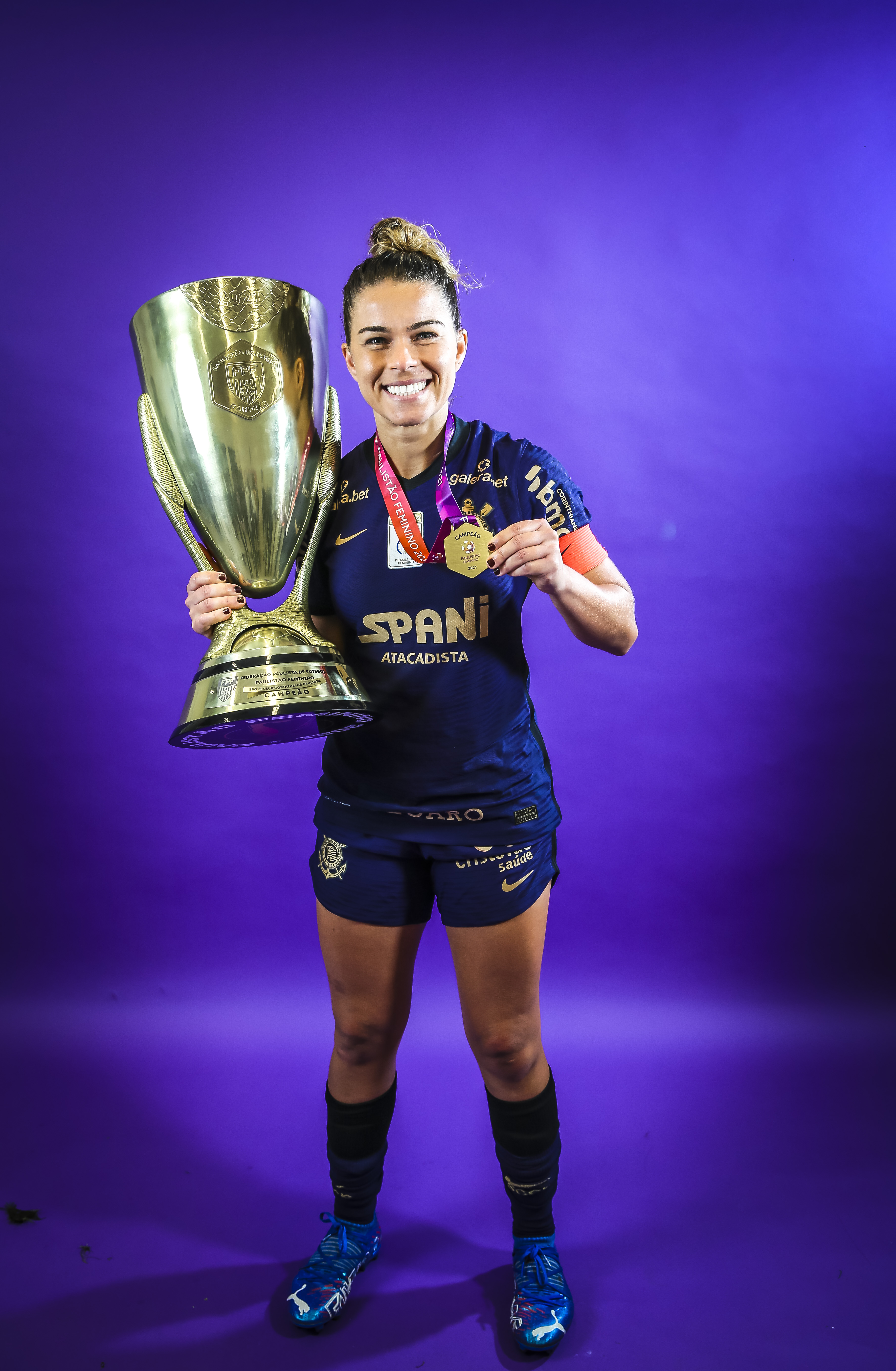 Tamires, jogadora do Corinthians, com a taça do Paulista feminino