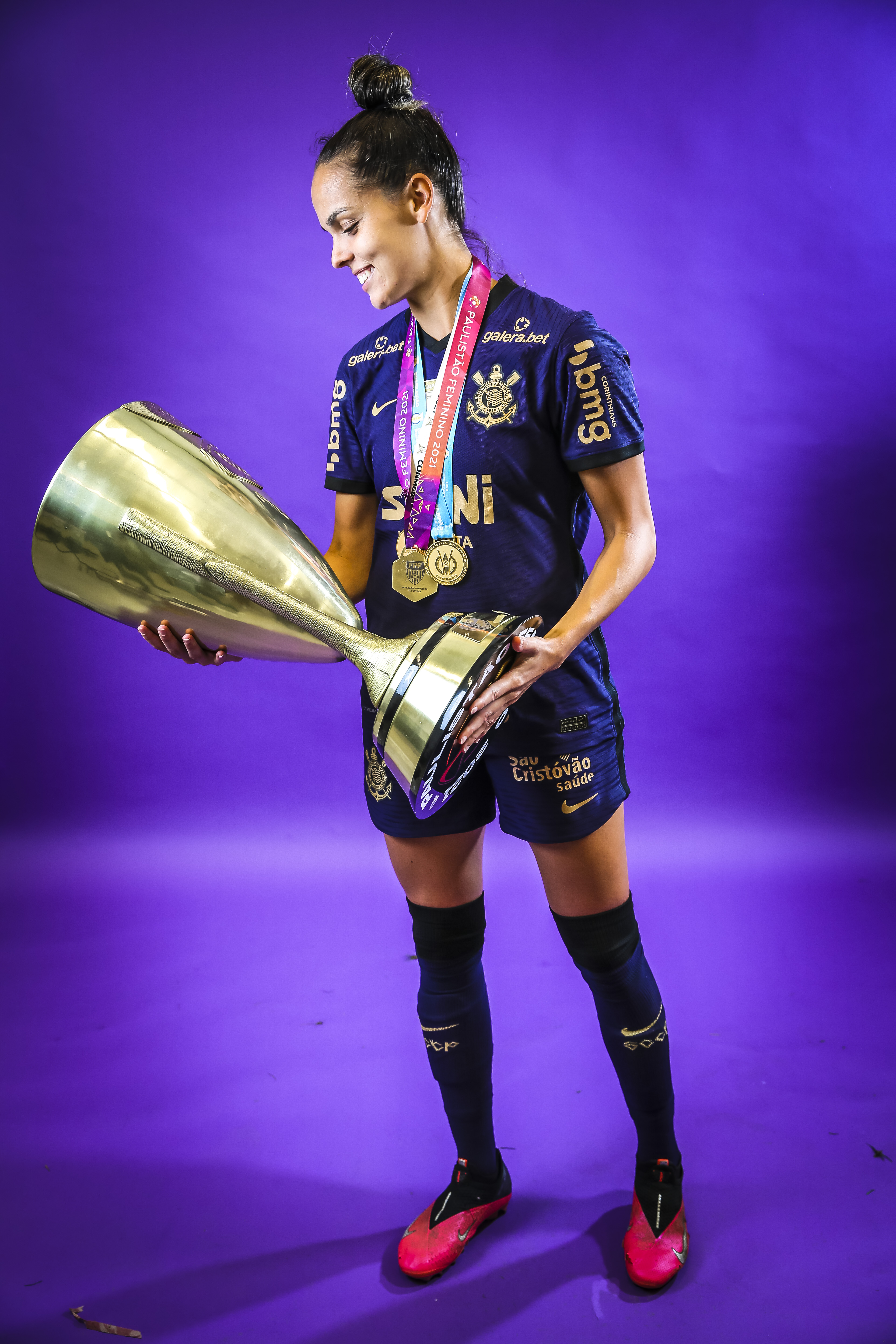 Gabi Portilho, jogadora do Corinthians, com a taça do Paulista feminino