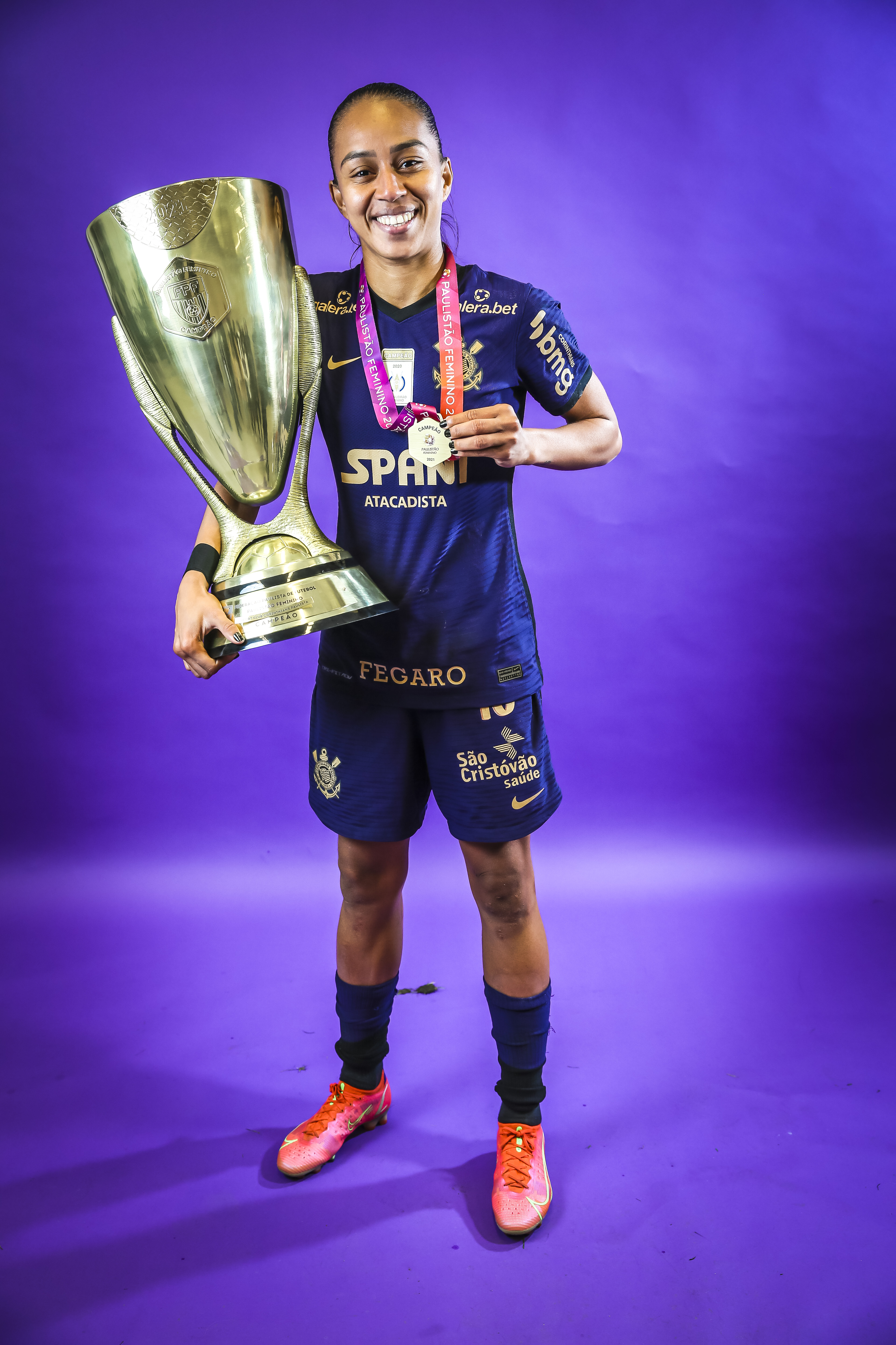 Adriana, jogadora do Corinthians, com a taça do Paulista feminino