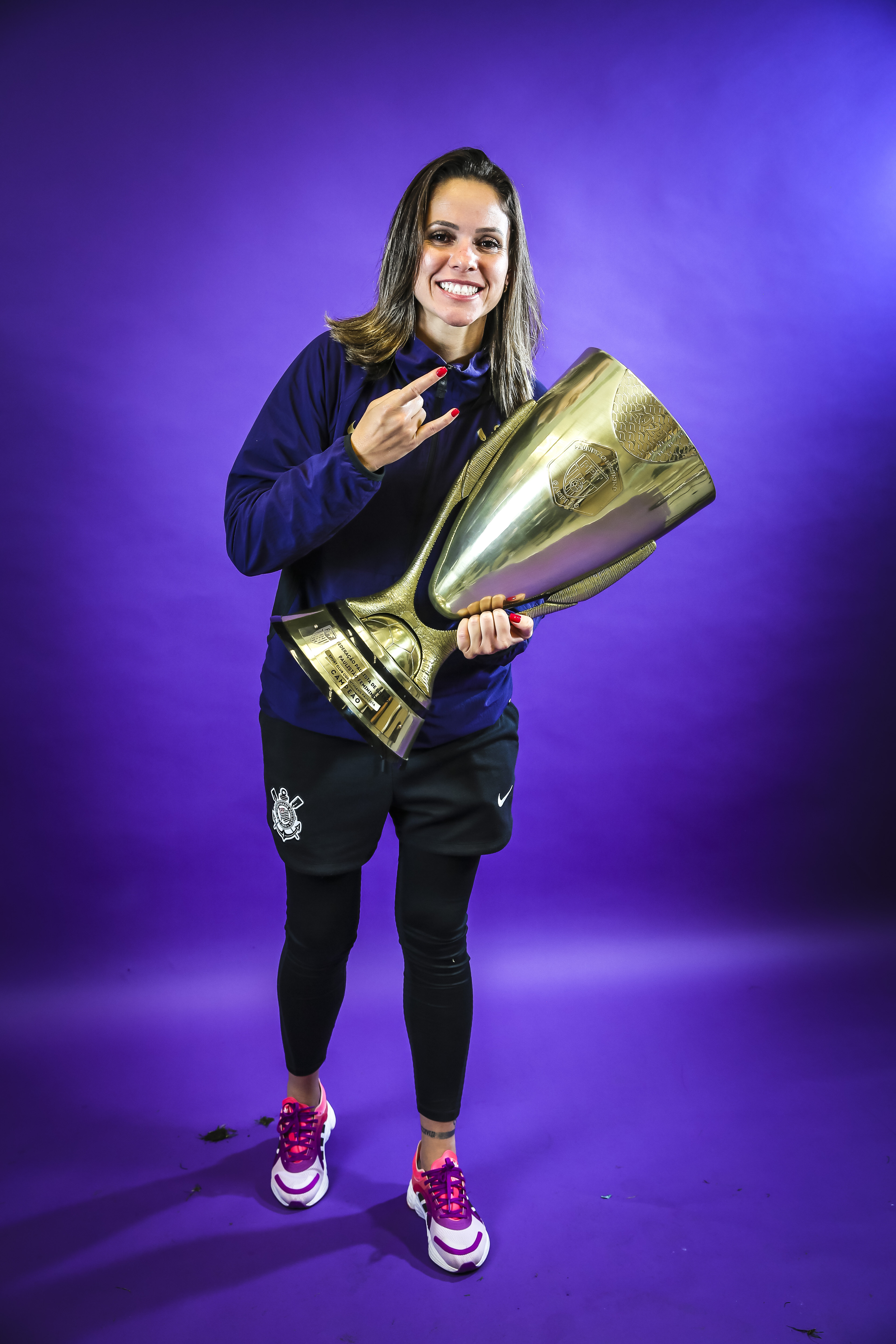 Erika, jogadora do Corinthians, com a taça do Paulistão feminino