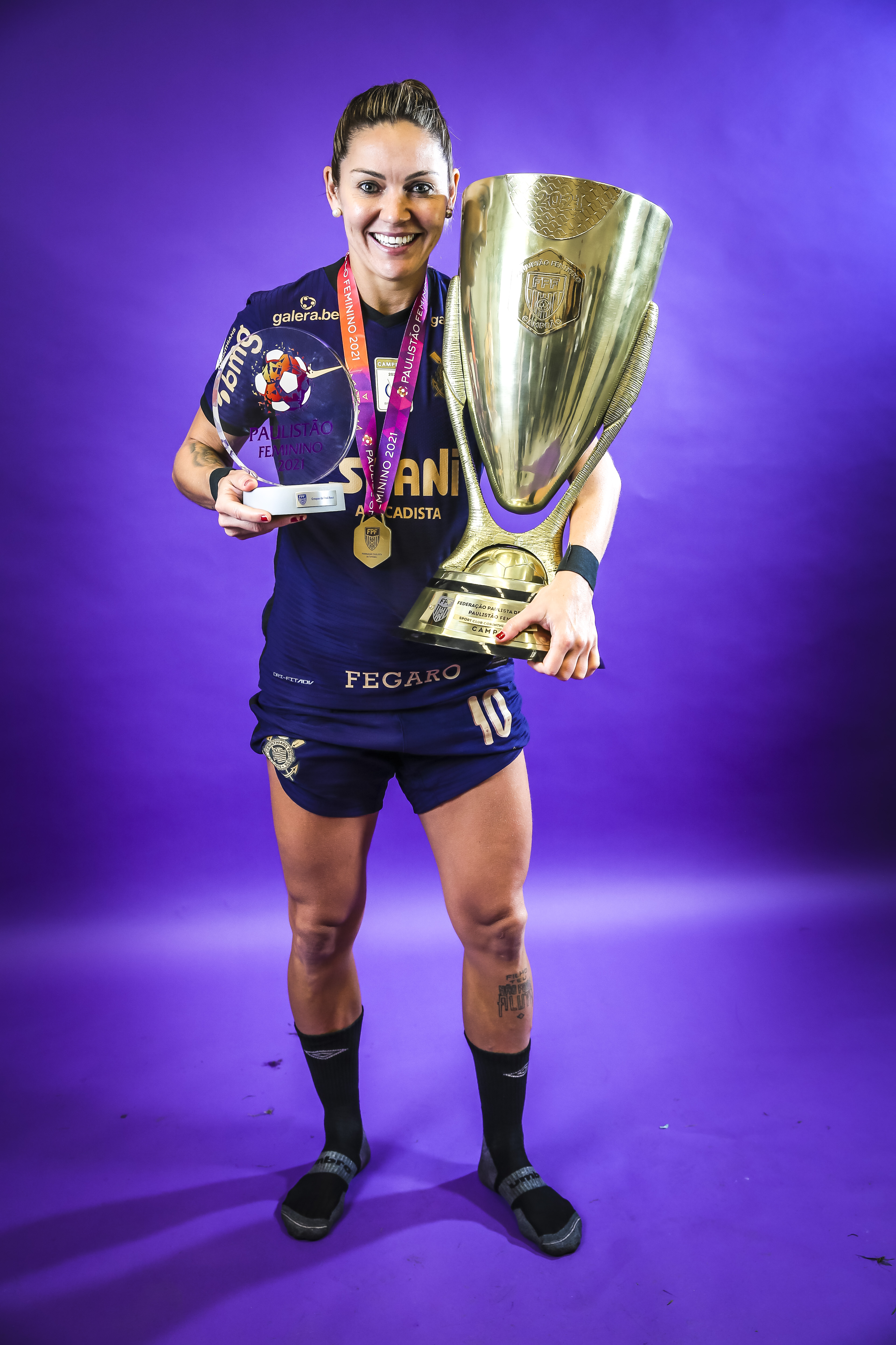 Gabi Zanotti com a taça do Paulista