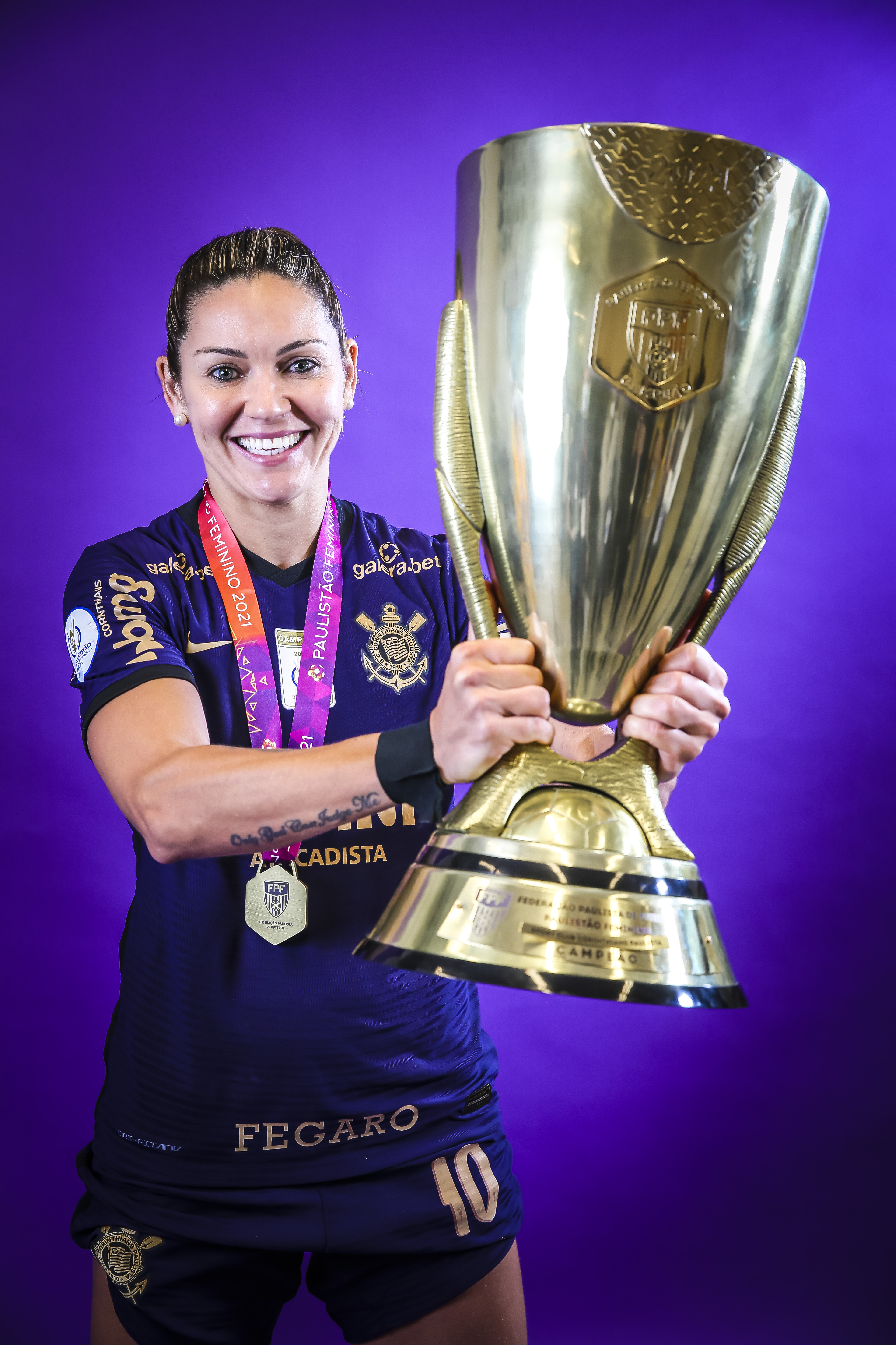 Gabi Zanotti, jogadora do Corinthians, com a taça do Paulista feminino