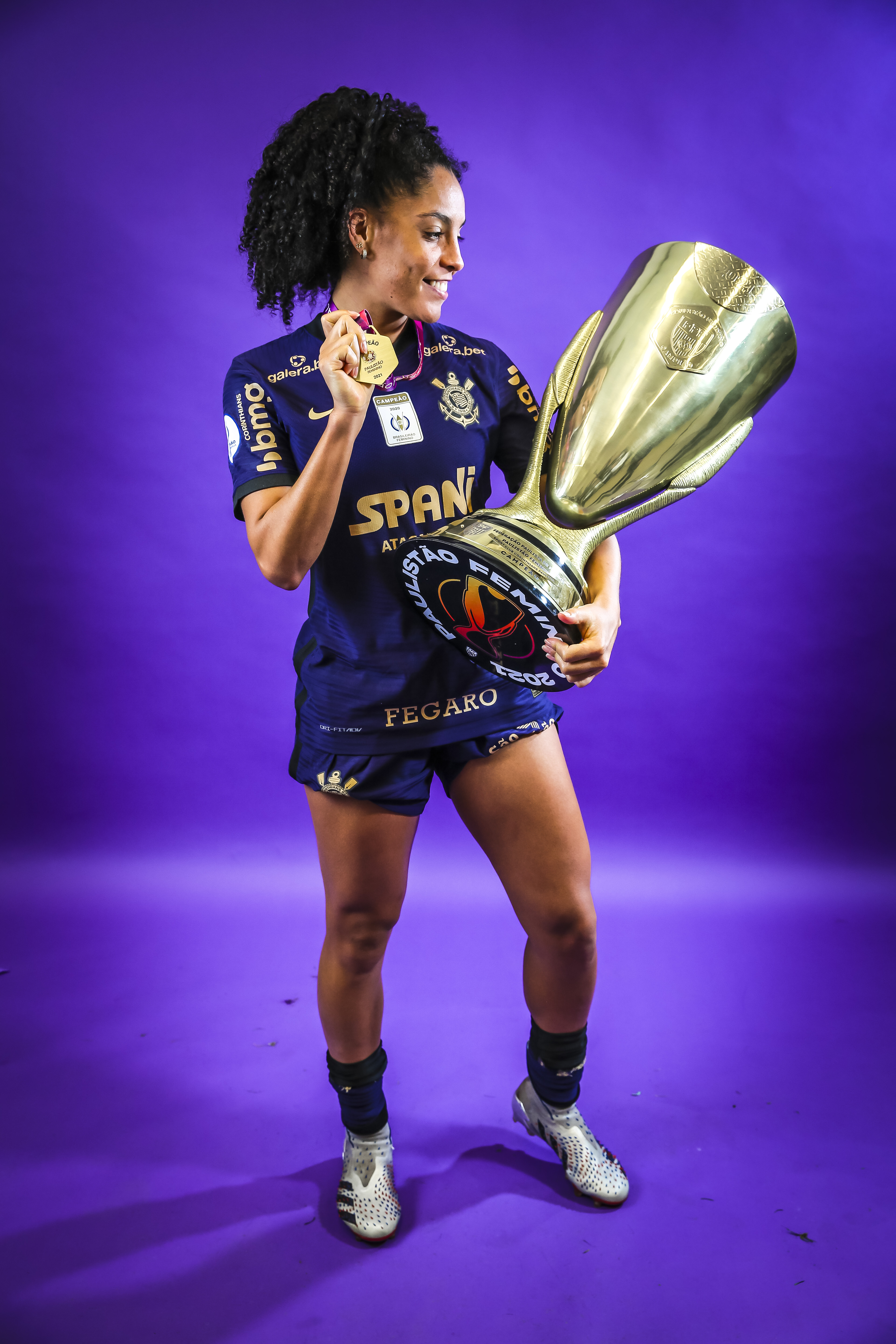 Yasmin, jogadora do Corinthians, com a taça do Paulista feminino