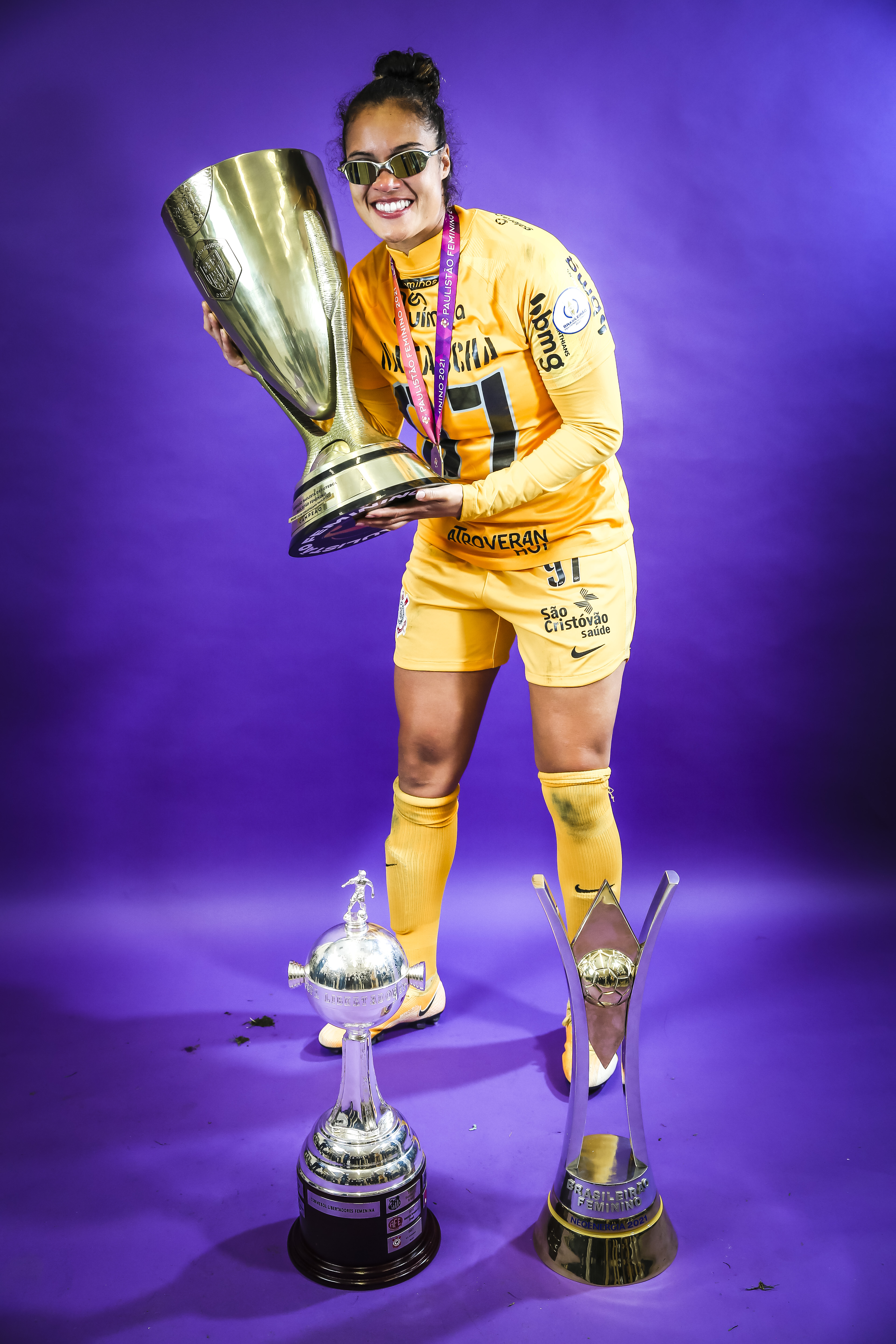 Natascha, goleira do Corinthians, com a taça do Paulista feminino