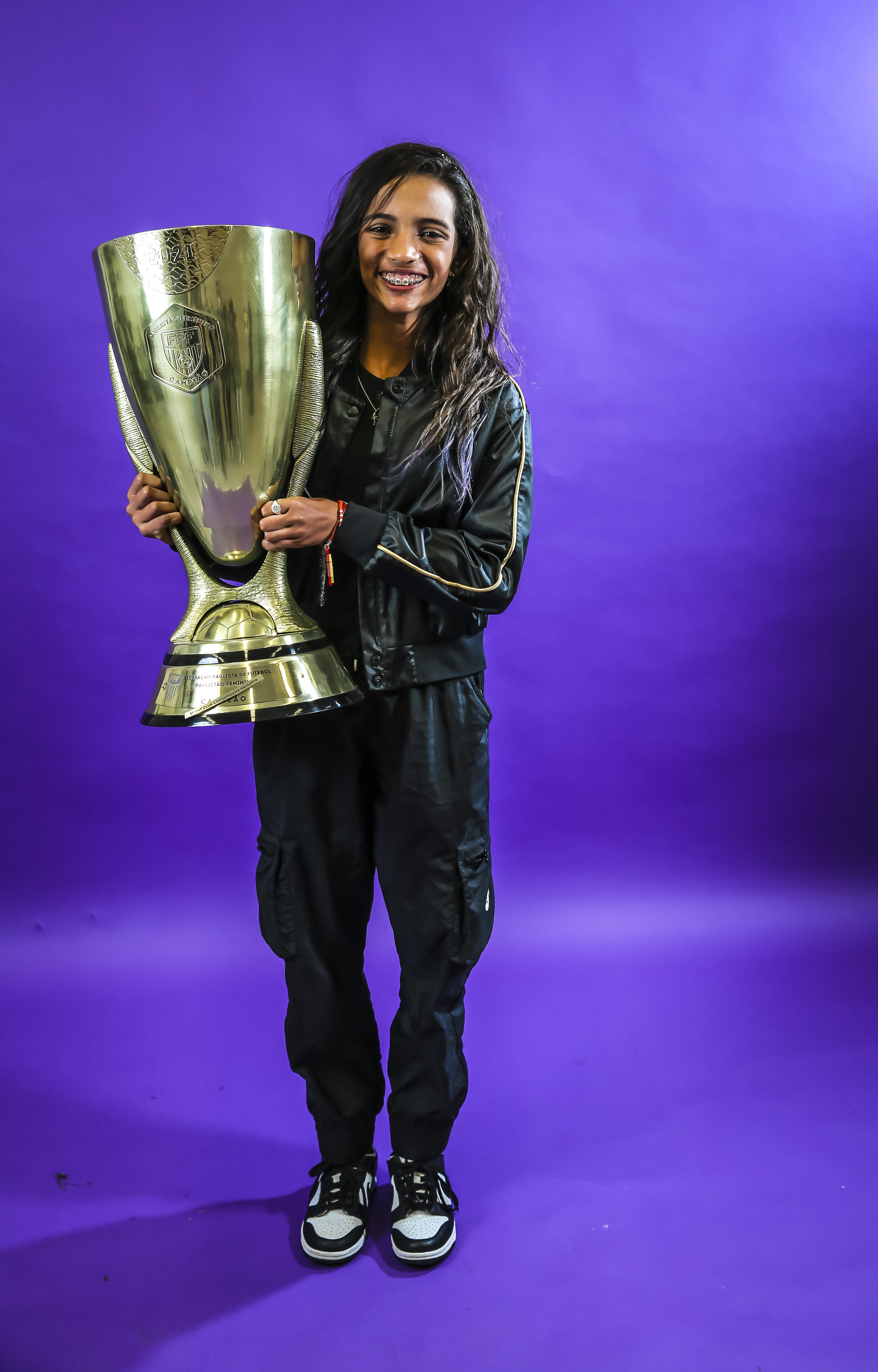 Skatista Rayssa Leal, torcedora do Corinthians, com a taça do Paulista feminino