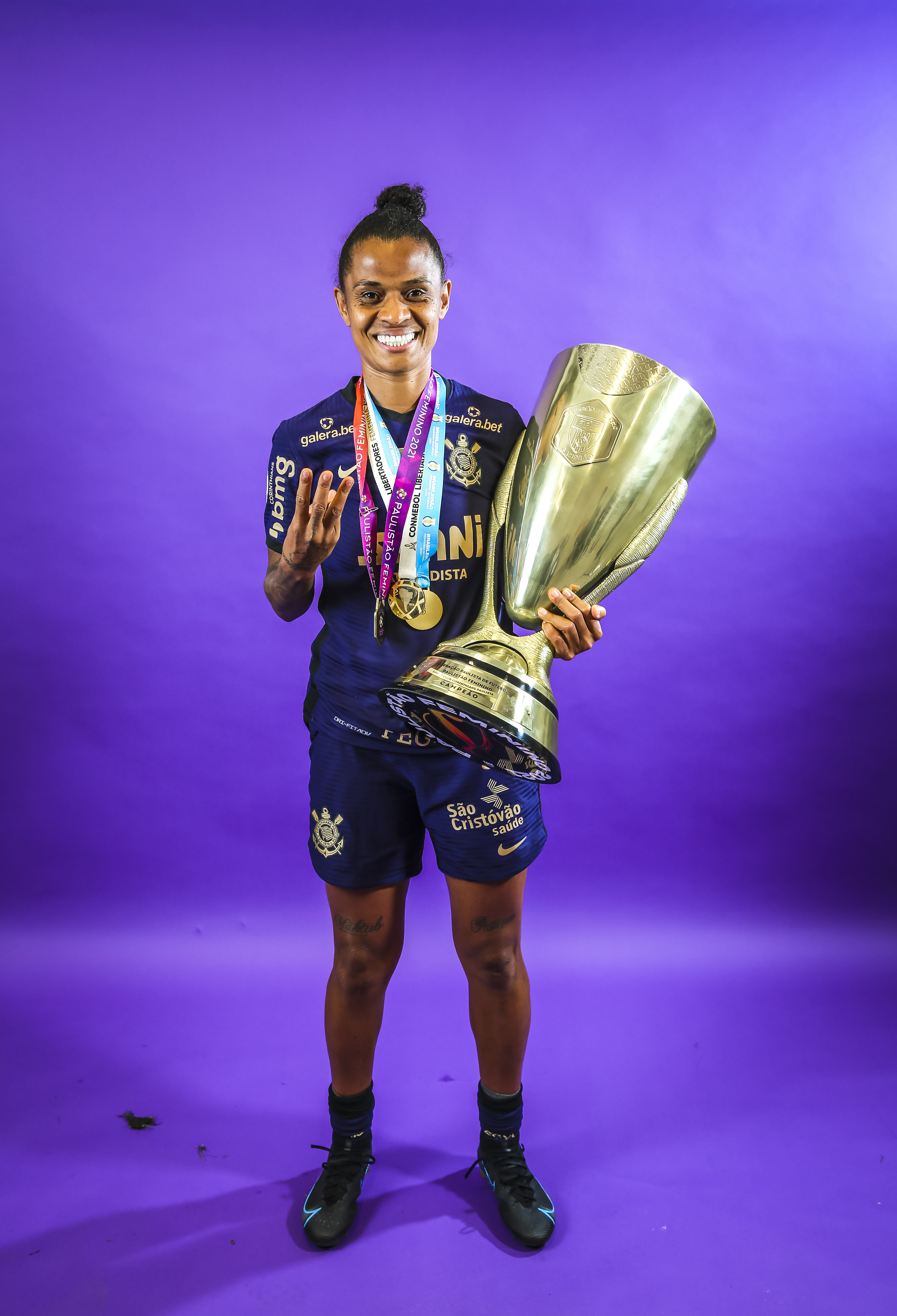 Grazi, jogadora do Corinthians, com a taça do Paulista feminino
