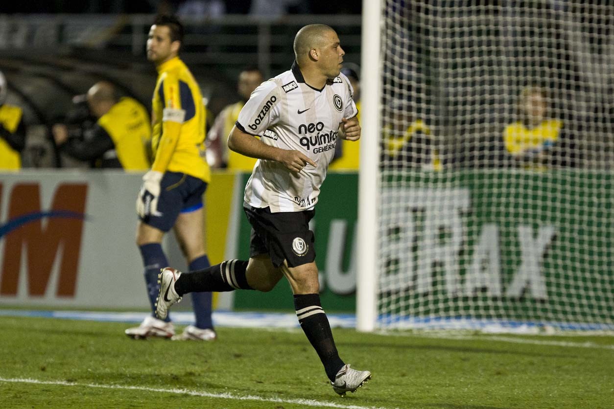 Ronaldo comemora seu gol de pênalti durante a partida entre Corinthians x Cruzeiro, válida pela 35ª rodada do Campeonato Brasileiro de 2010