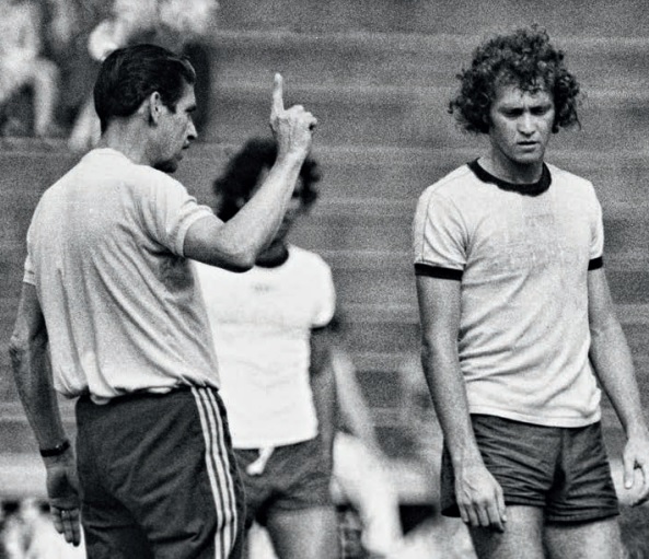 “Praticamente ninguém, nem mesmo o técnico Oswaldo Brandão (à esq.), duvida queuma das camisas da seleção será dele.” Não foi. Falcão não disputaria a Copa de 1978