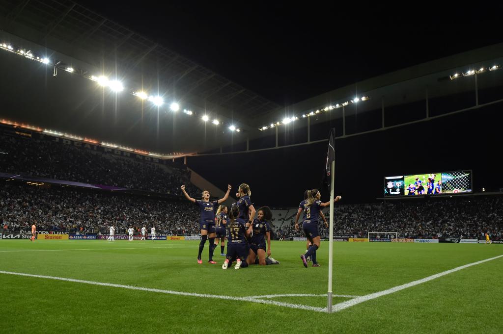 Futebol feminino movimenta mercado de publicidade e direitos de TV