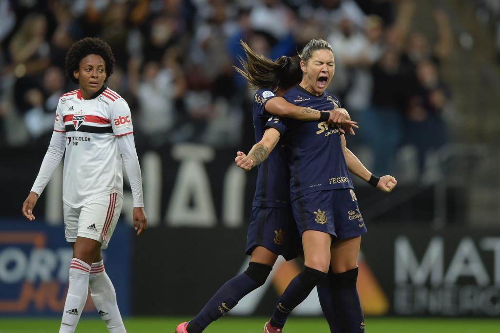 Corinthians bate São Paulo no fim e leva Paulista feminino com