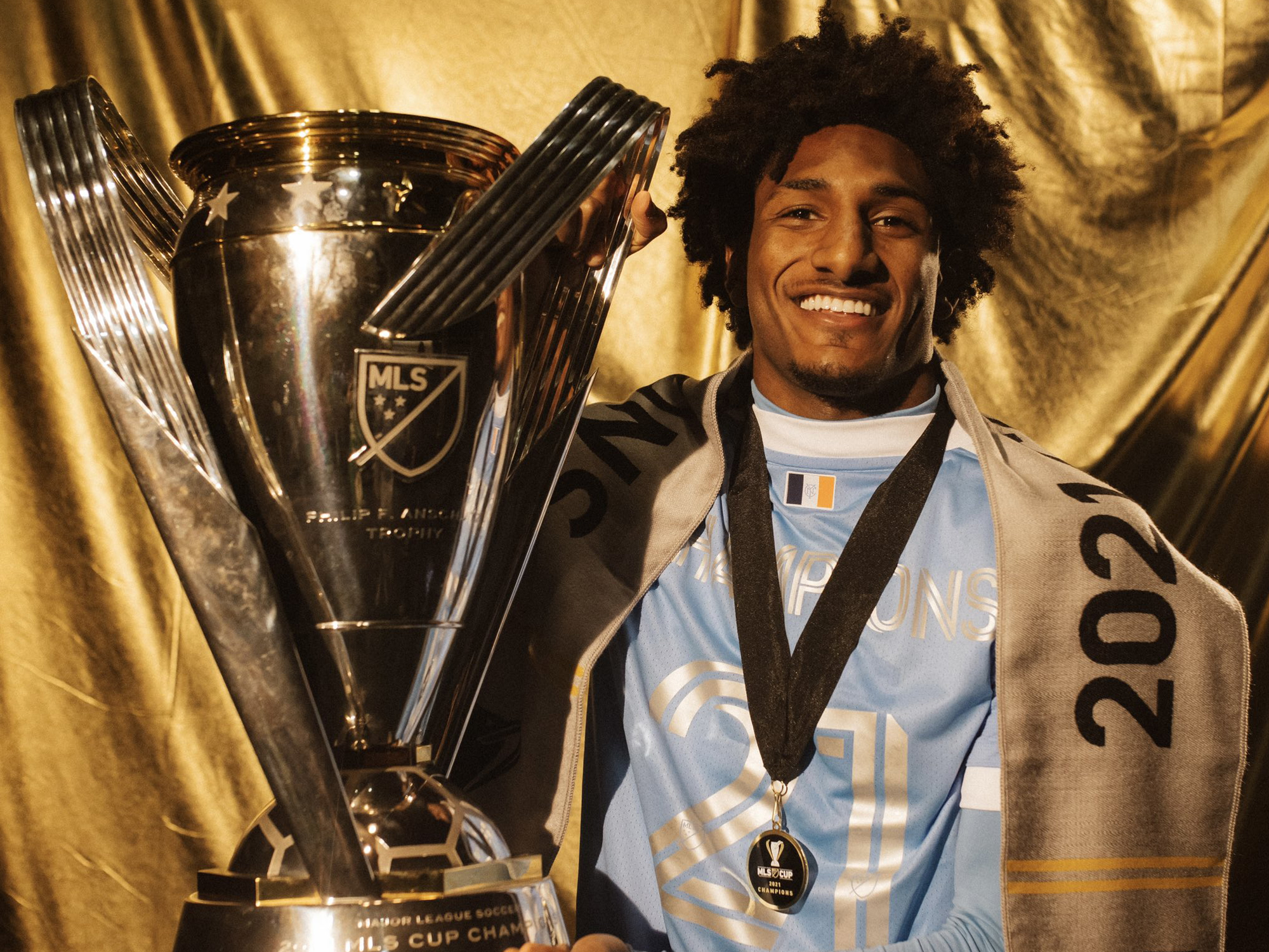 Talles Magno com a taça de campeão da MLS -