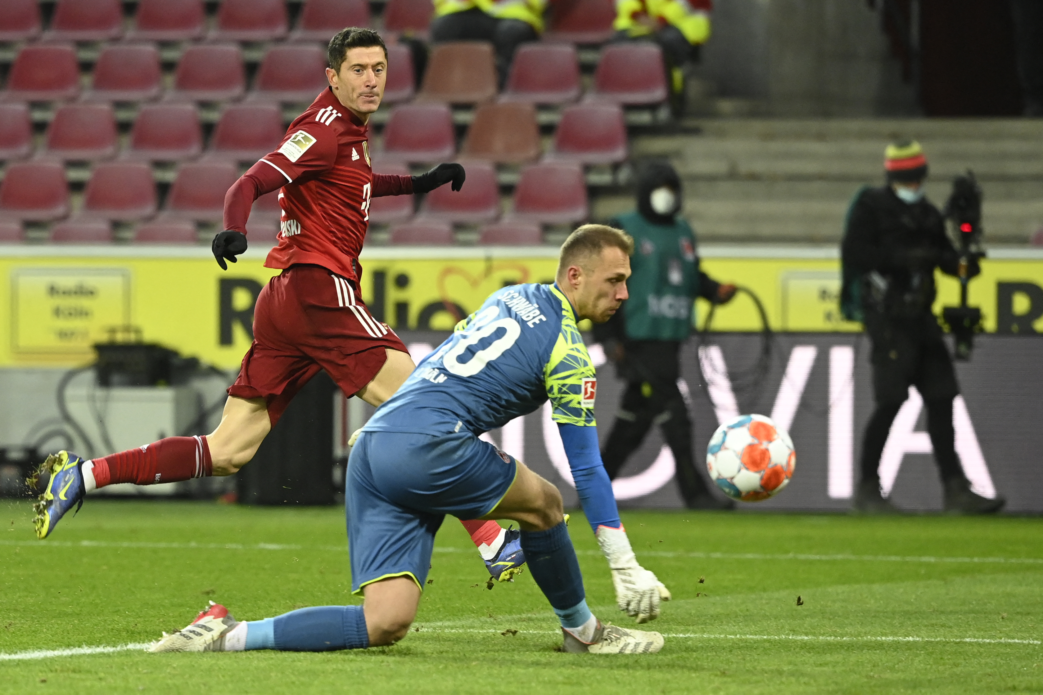 Robert Lewandowski marcou três gols na goleada sobre o Colônia -